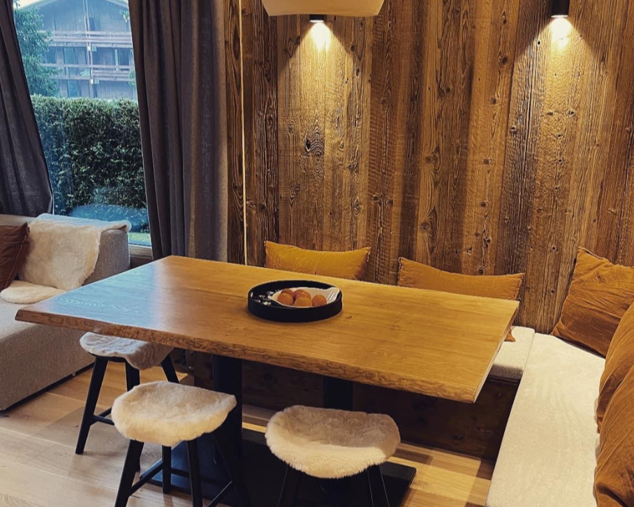 Projet d'agencement sur mesure  entièrement personnalisé, associant table de repas en bois massif et piètement en métal.