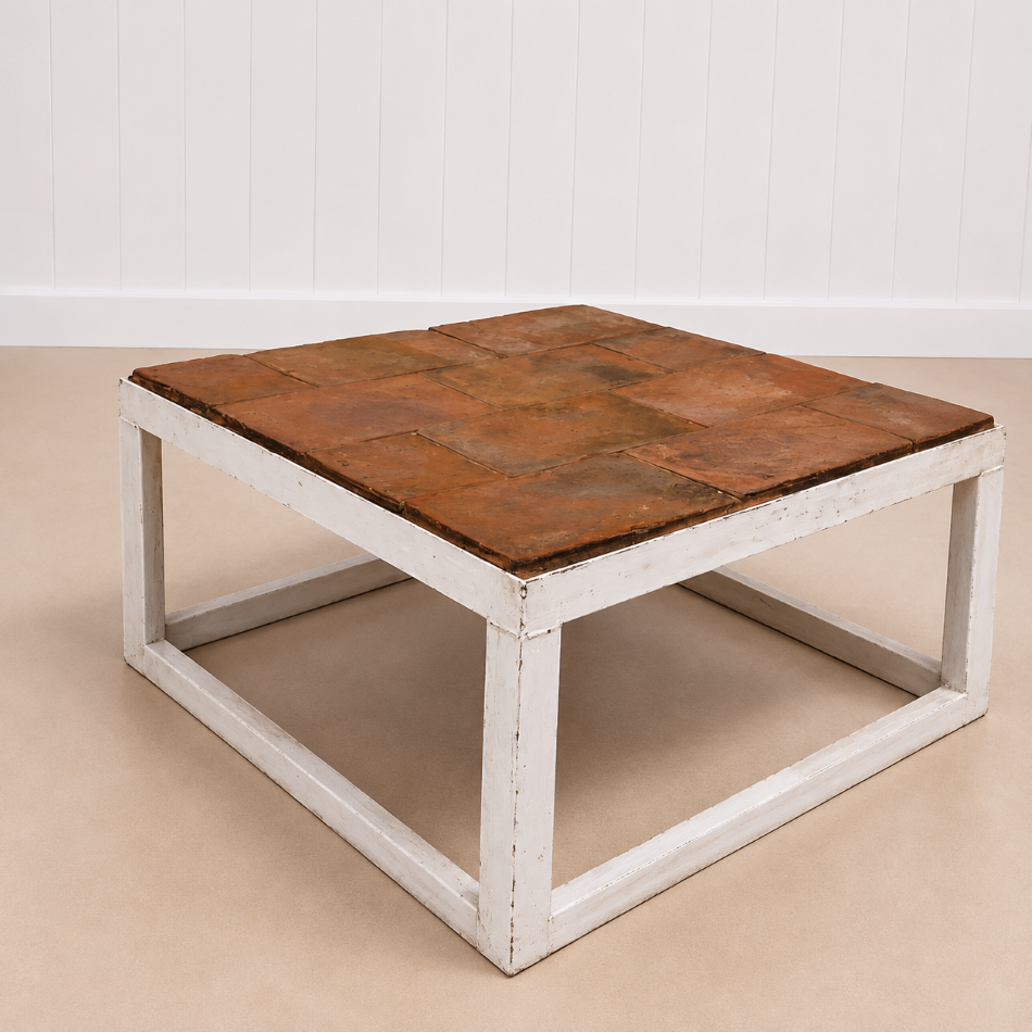 Table_basse_mordene_et_original_en_métal_blanc_.PNG