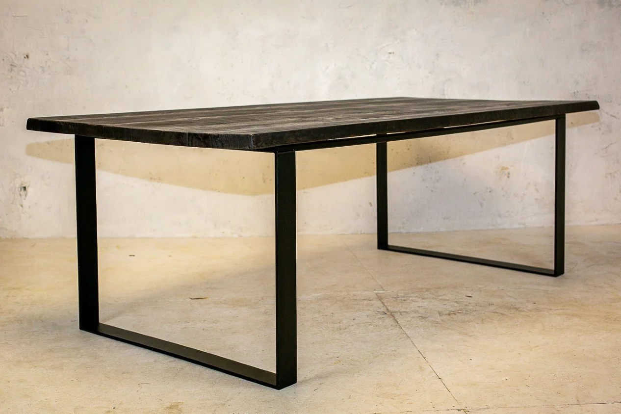 table-haute-sur-mesure-avec-pied-en-metal.jpg