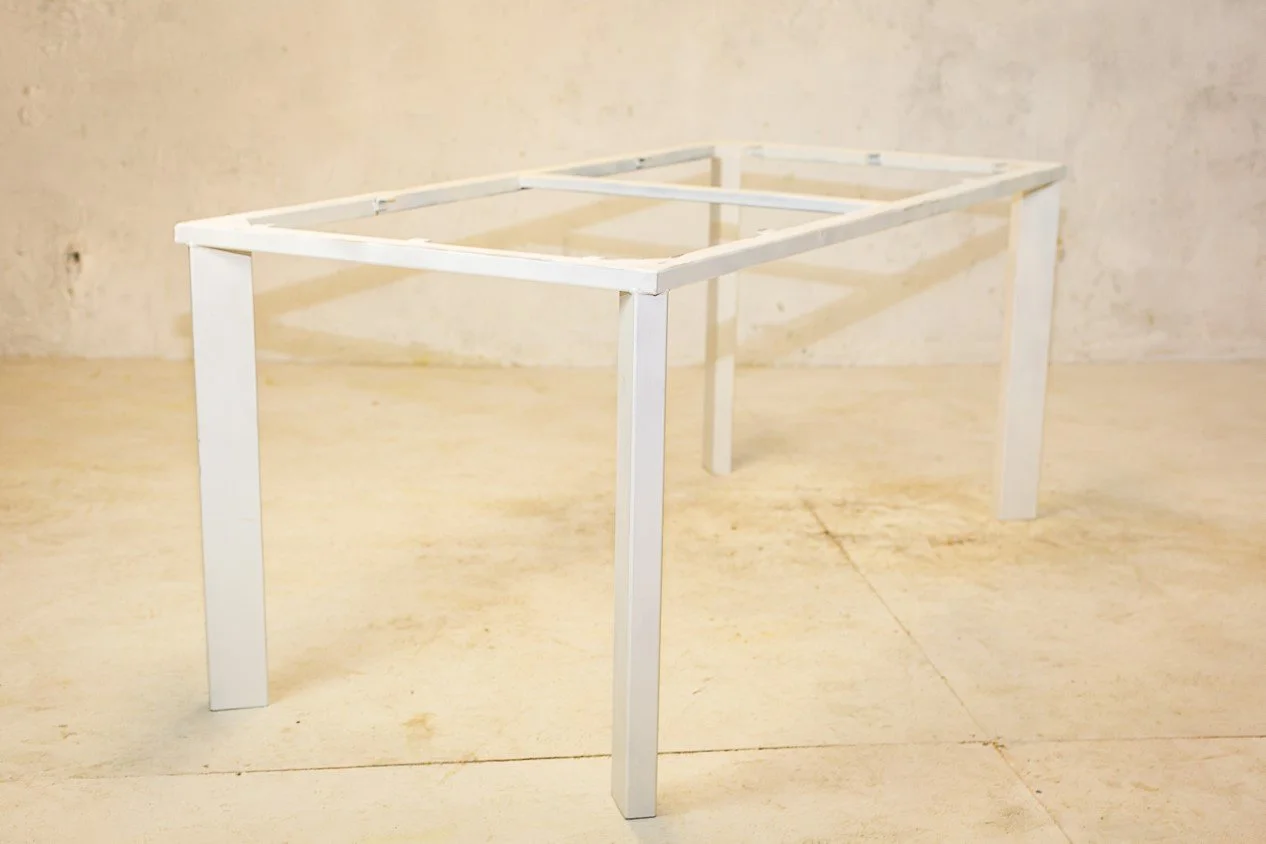 pied-de-table-en-metal-sur-mesure-blanc.jpg