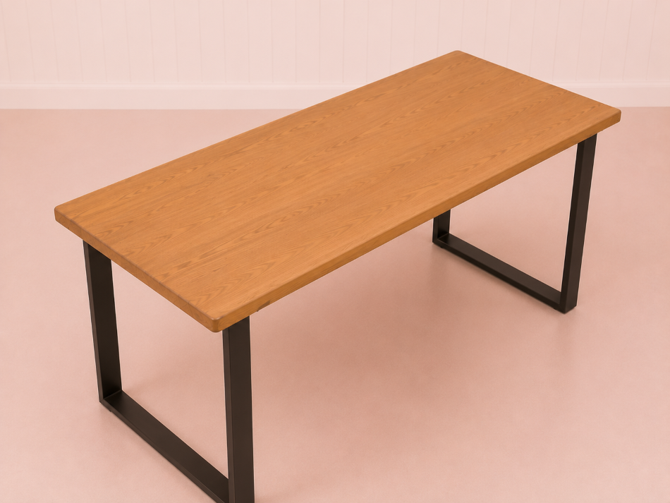 table-de-repas-sur-mesure-en-pin-massif-et-pied-metal-noir.PNG