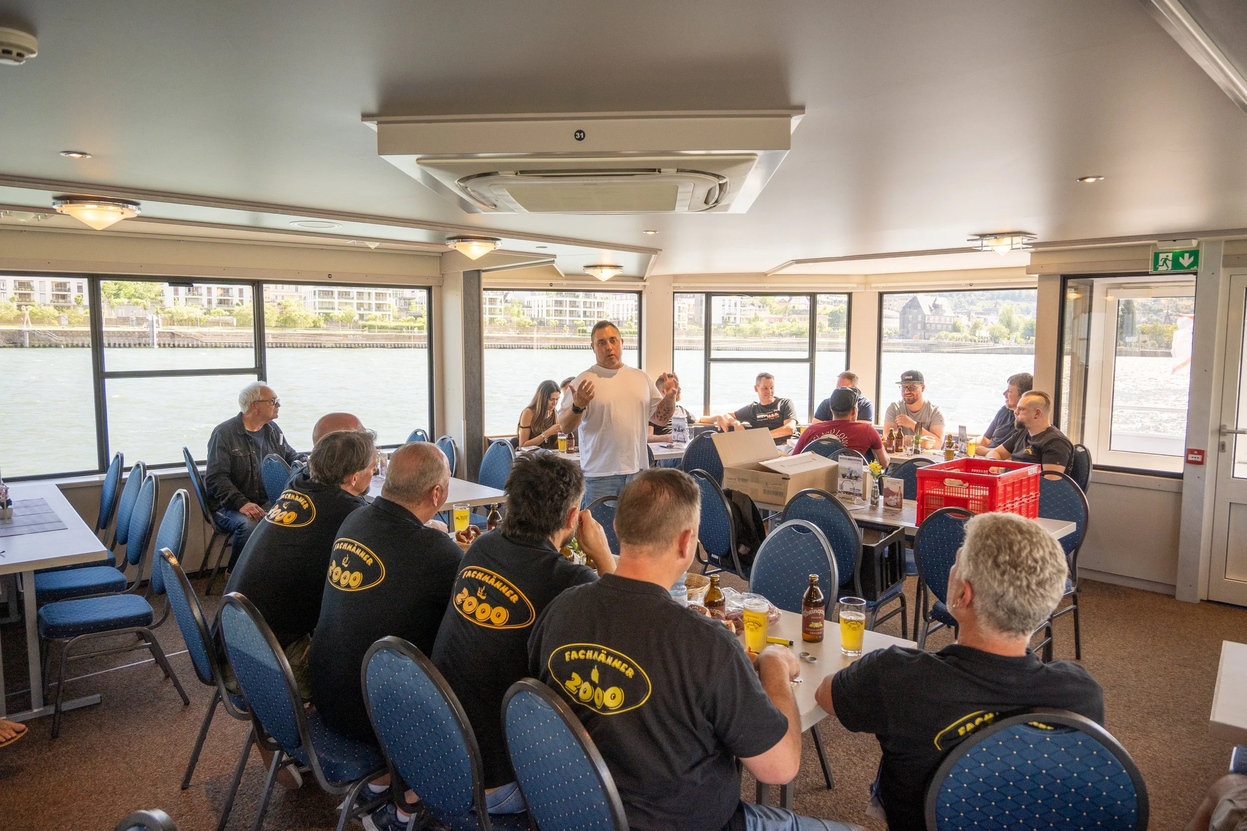 Bier-Tasting der Rheingauer Gutsbräu mit Gästen auf einem Rheinschiff