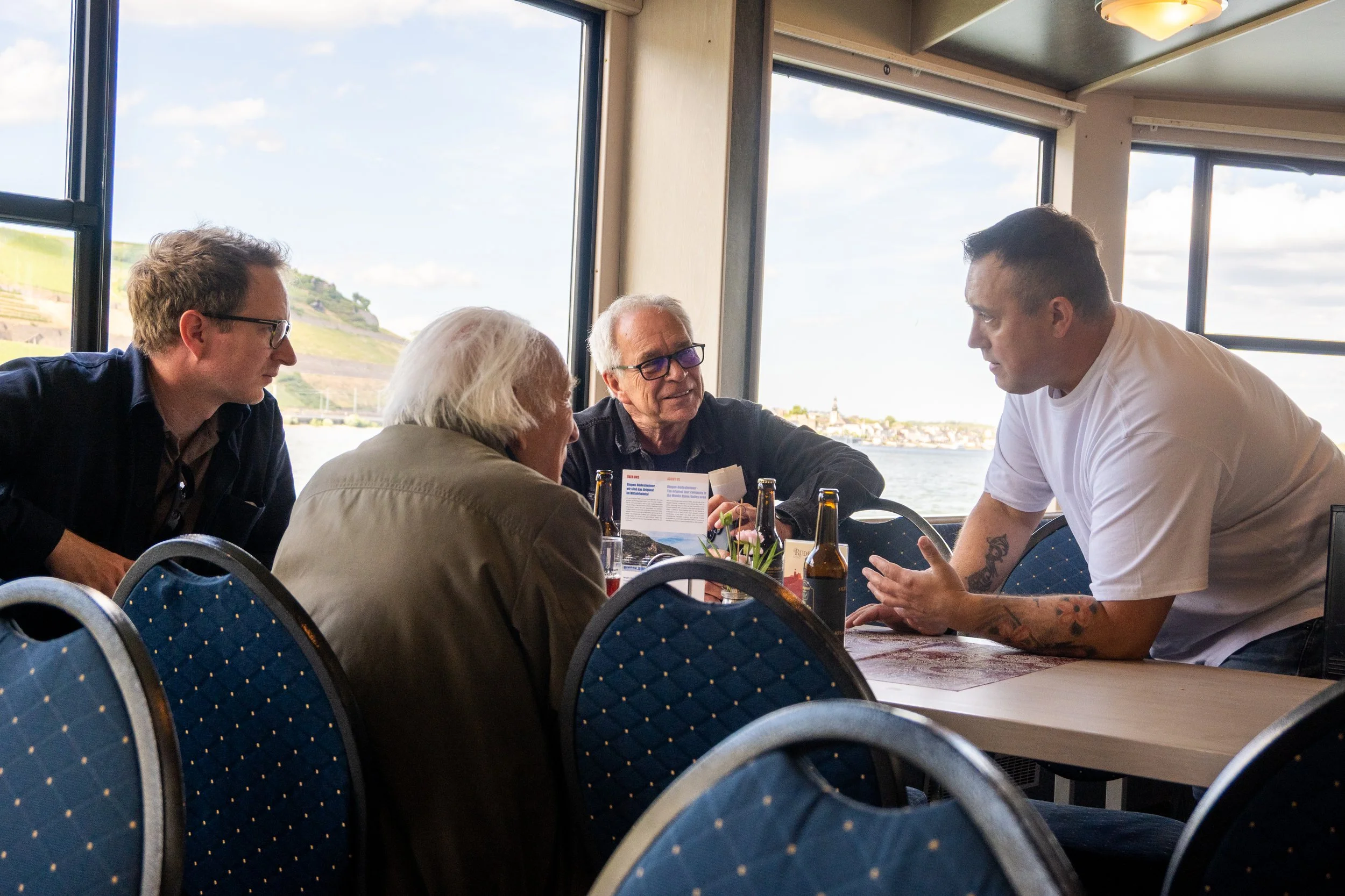 Gäste verkosten handgebraute Biere der Rheingauer Gutsbräu