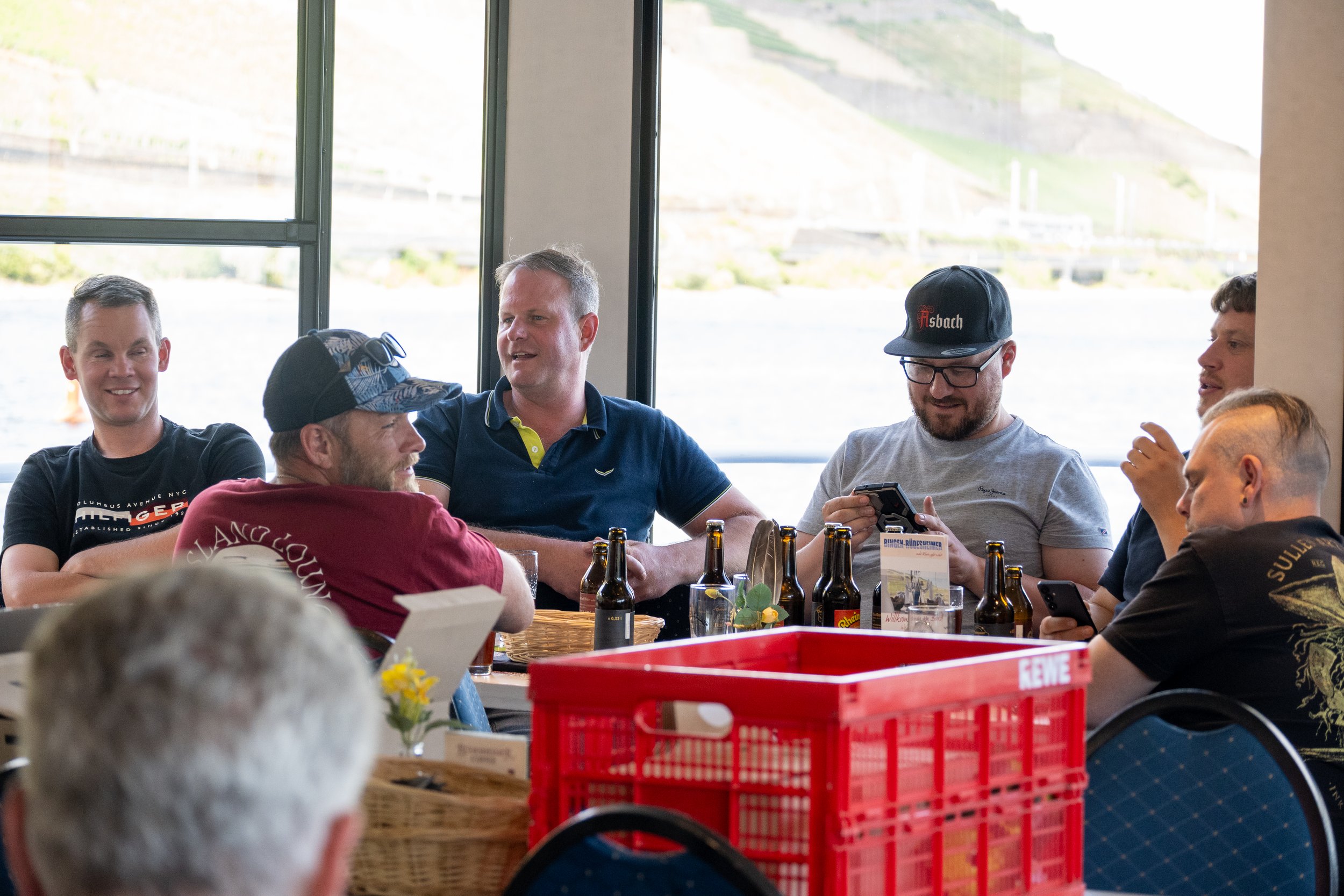Gäste der Rheingauer Gutsbräu beim Bier-Tasting