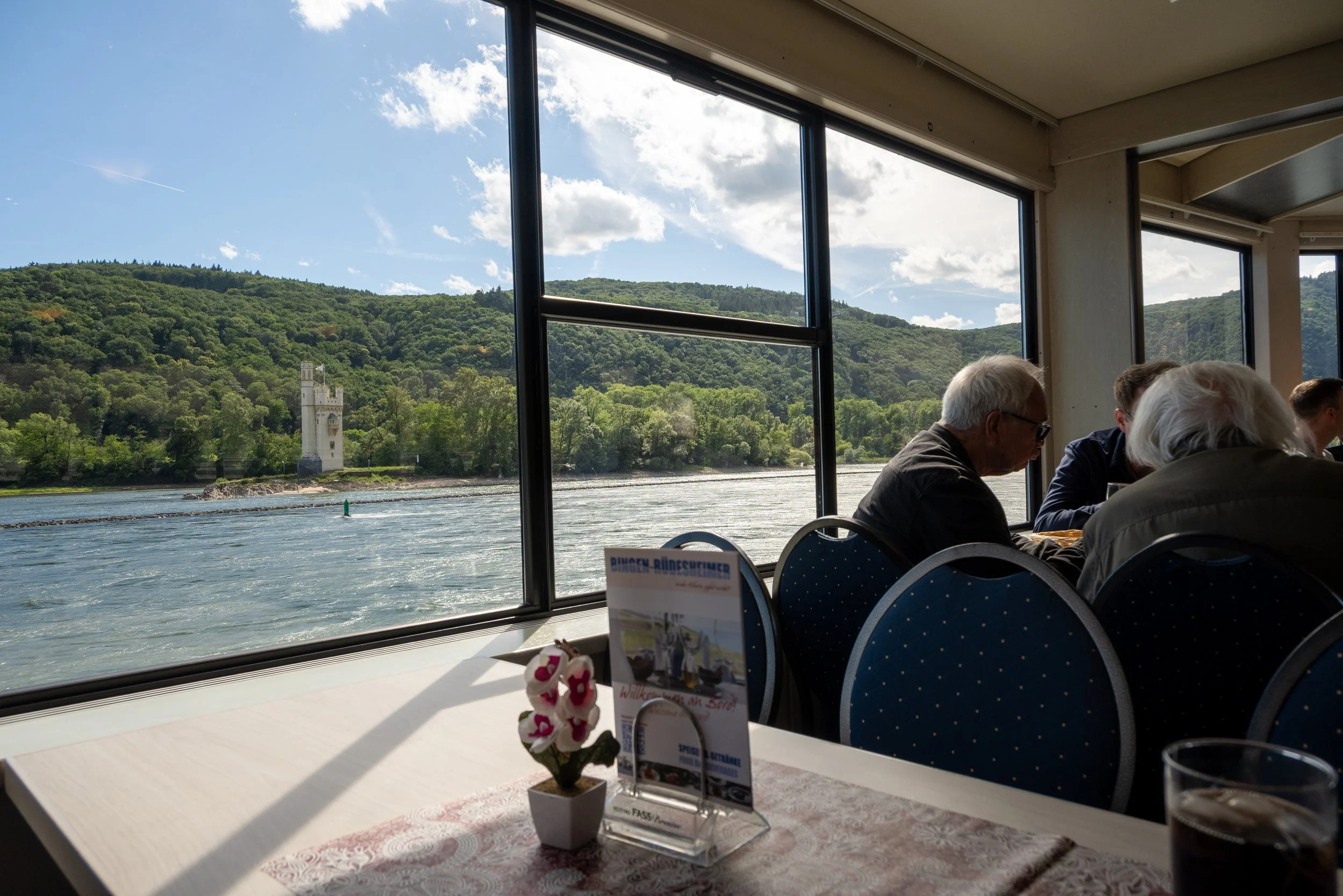 Ausblick vom Rheinschiff während eines Bier-Tastings auf dem Rhein
