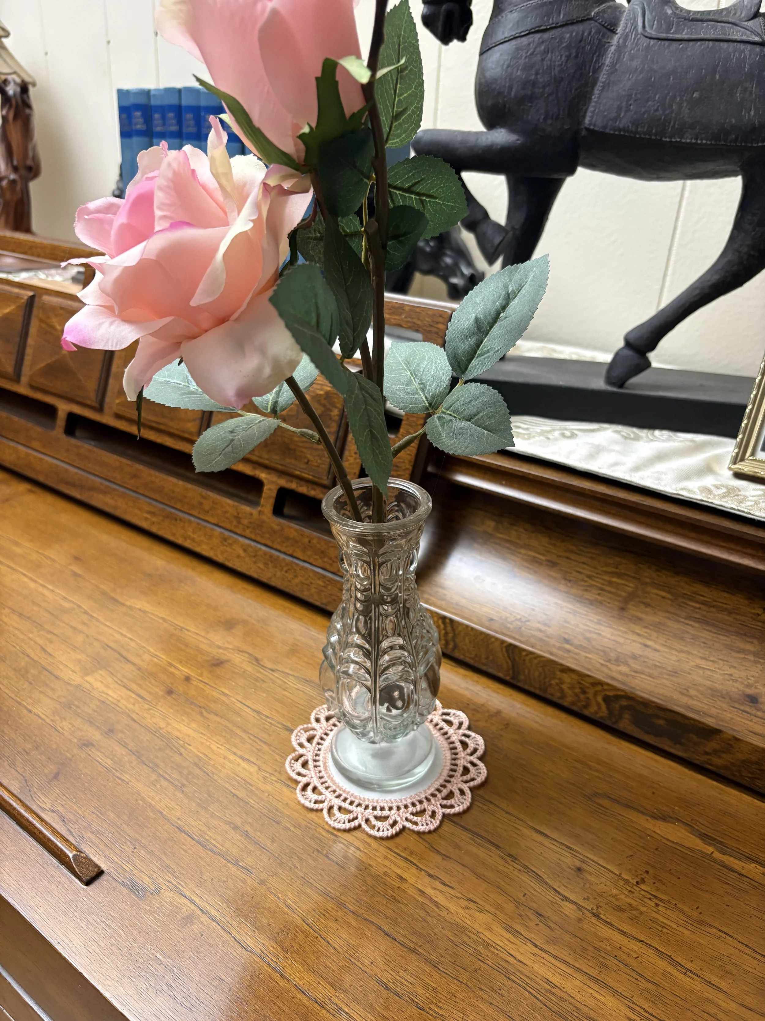 Cameo Lace Accent Mat piano vase.jpeg