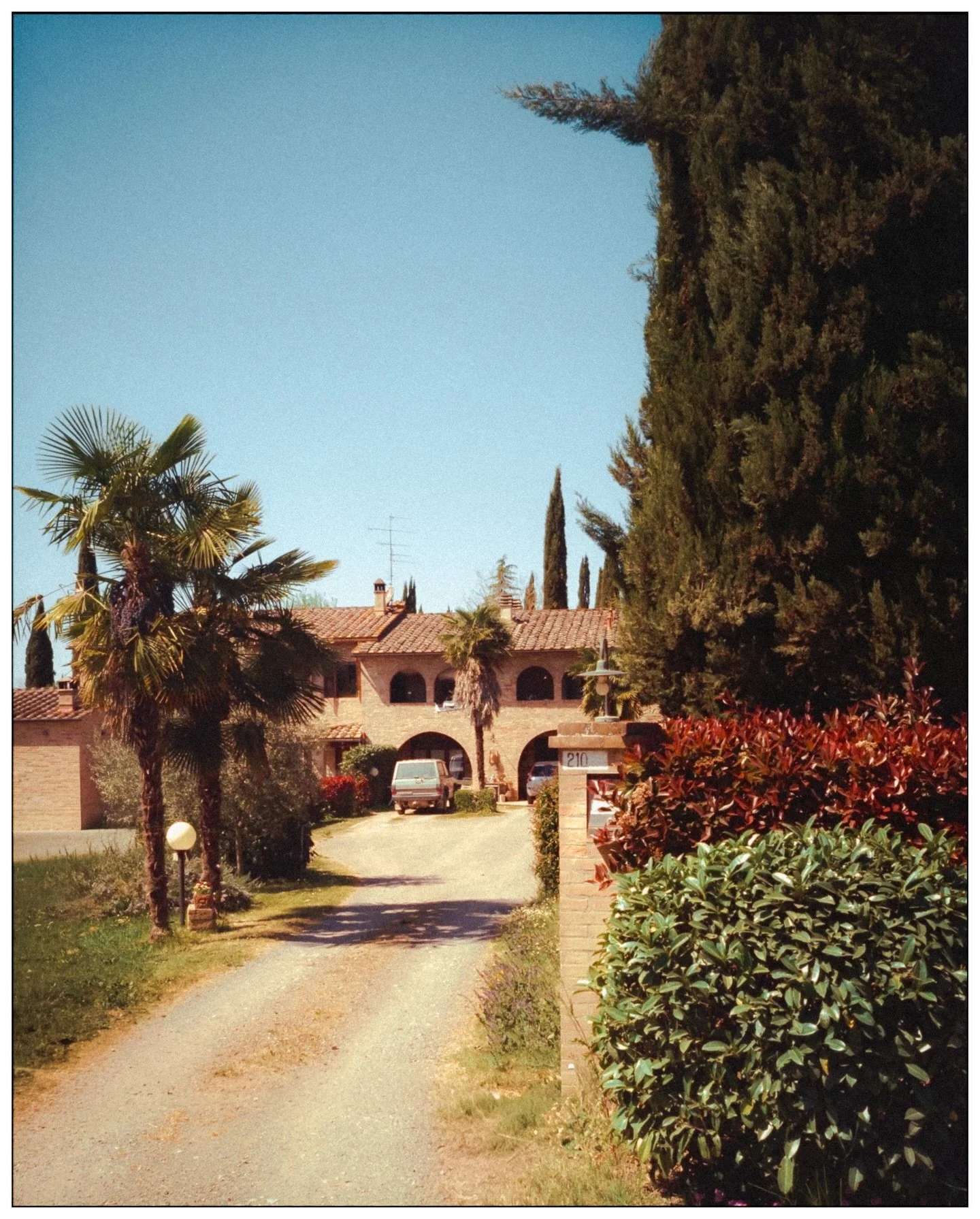 Small towns of Tuscany on film 🇮🇹

📷 Leica M7 &amp; Voigtlander CS 28/2.8
🎞️ Kodak Vision 3 250D

#tuscany #italy #leica #kodak #filmphotography