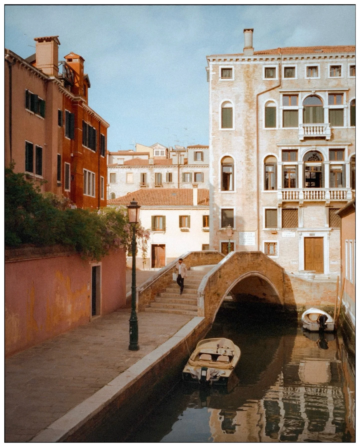 With family in Venice 🇮🇹

📷 Leica M7 + Summicron 35/2 ASPH
🎞️ Kodak Vision 3 250D

#venice #italia #filmphotography #kodakvision250d #leicacamera