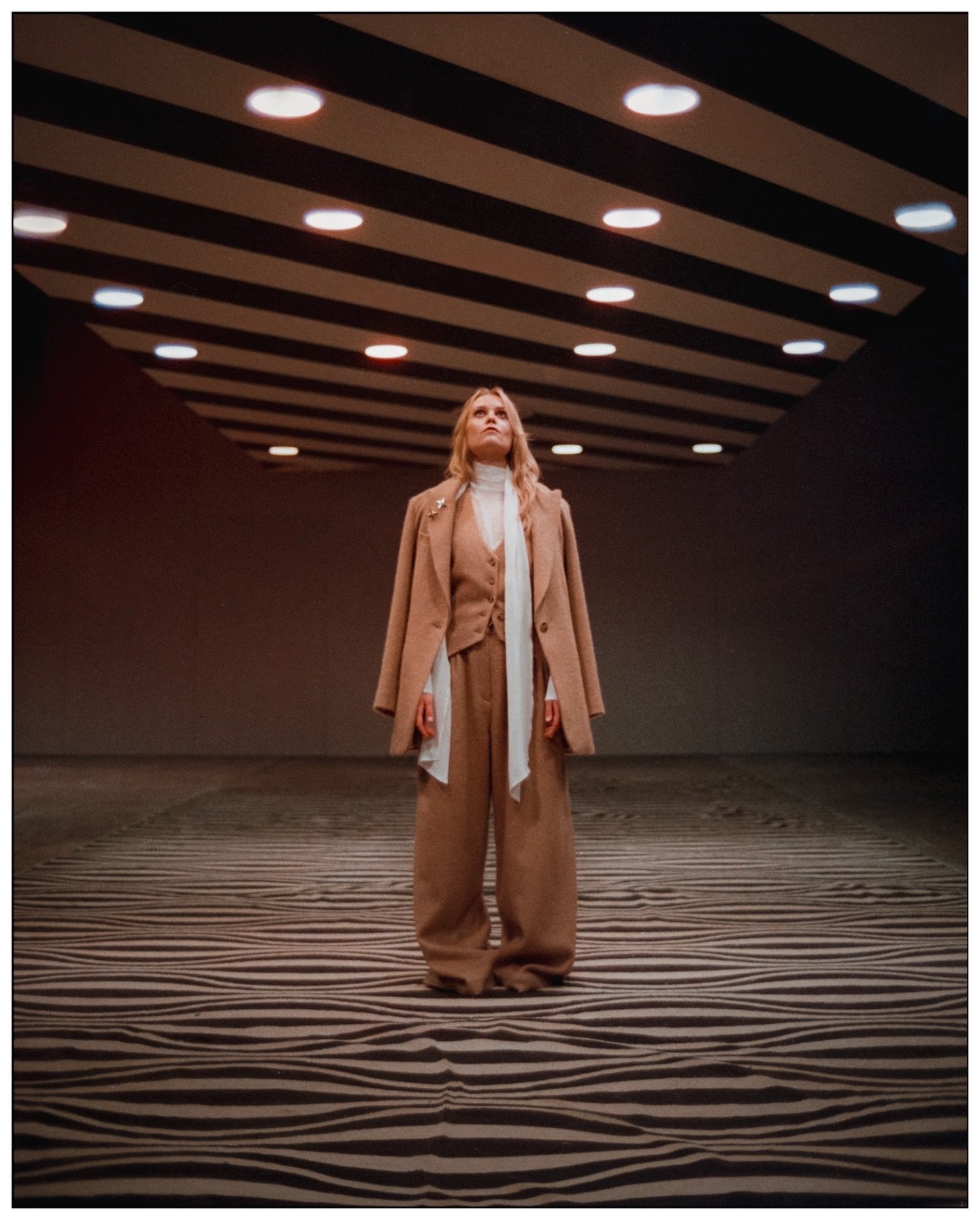 After I saw this location, I had to ask @alonette_ ,if she has a moment to be my model. There was half a roll of Portra 800 in my camera and we took these photos. I hope you like them 🧡🎞️

Model: @alonette_ 
Style: @annahoji 
Clothes: @designhata 
