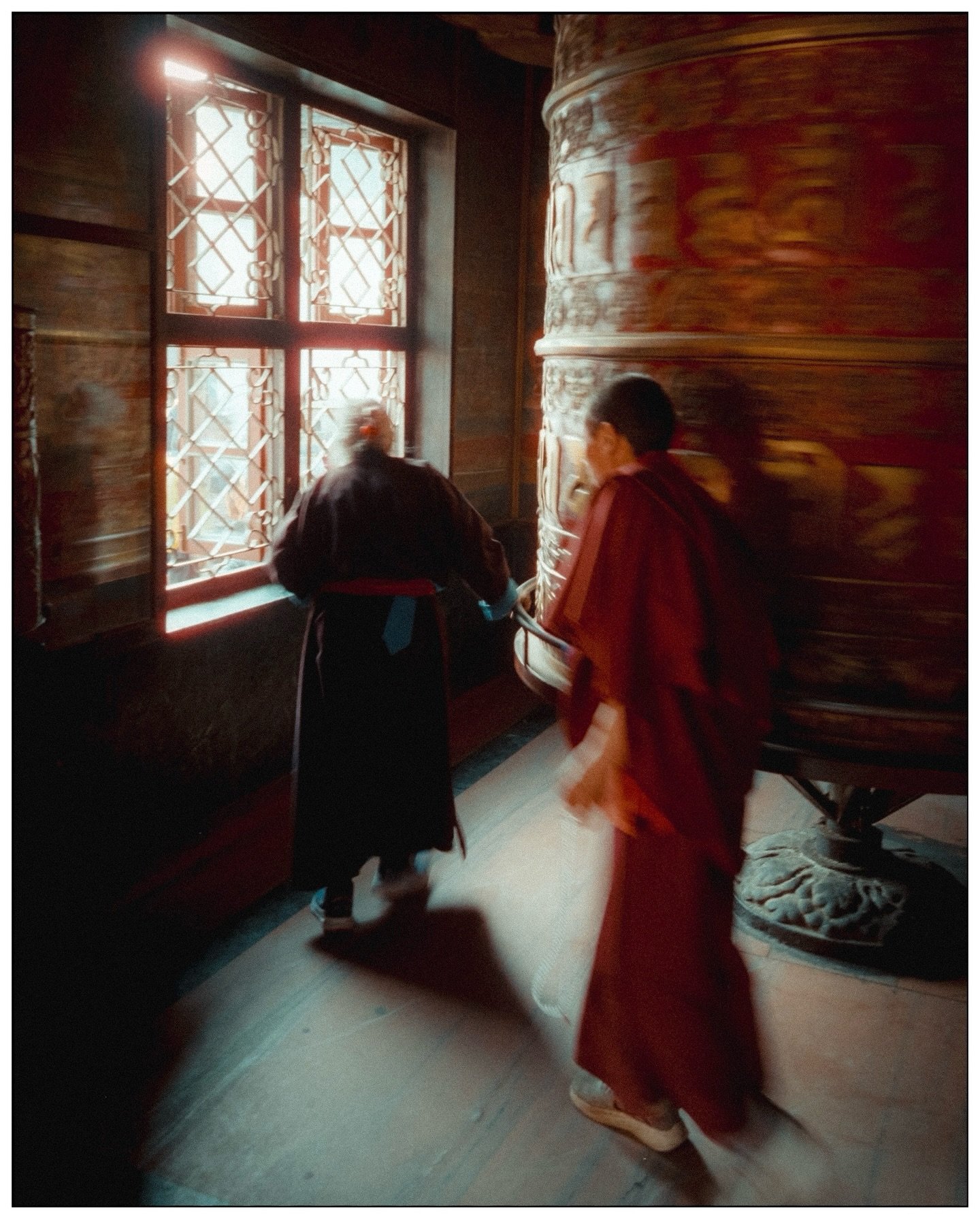 Last photos I took on 35mm film in Nepal. Until next time! 🇳🇵

📷 Leica M7 &amp; Voigtlander CS 28/2.8
🎞️ Cinestill 400D

#nepal #35mmfilm #leicacamera #kathmandu #cinestill