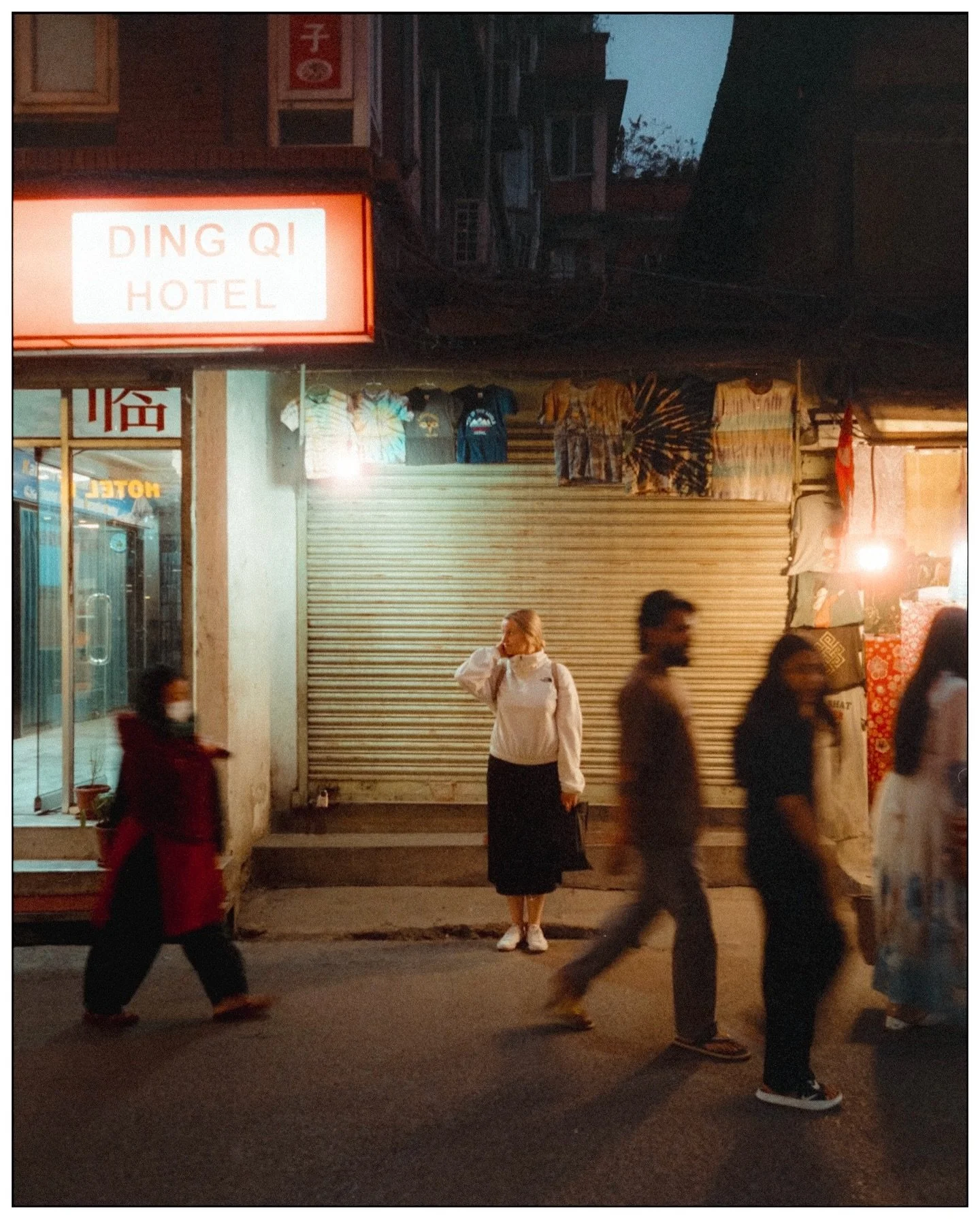 Chinatown on film 🔴

📷 Leica M7 + Voigtlander CS 28/2.8
🎞️ Cinestill 400D
Scanned at home with @valoi.co 

#chinatown #cinestill #35mmfilm #leica #🔴📷
