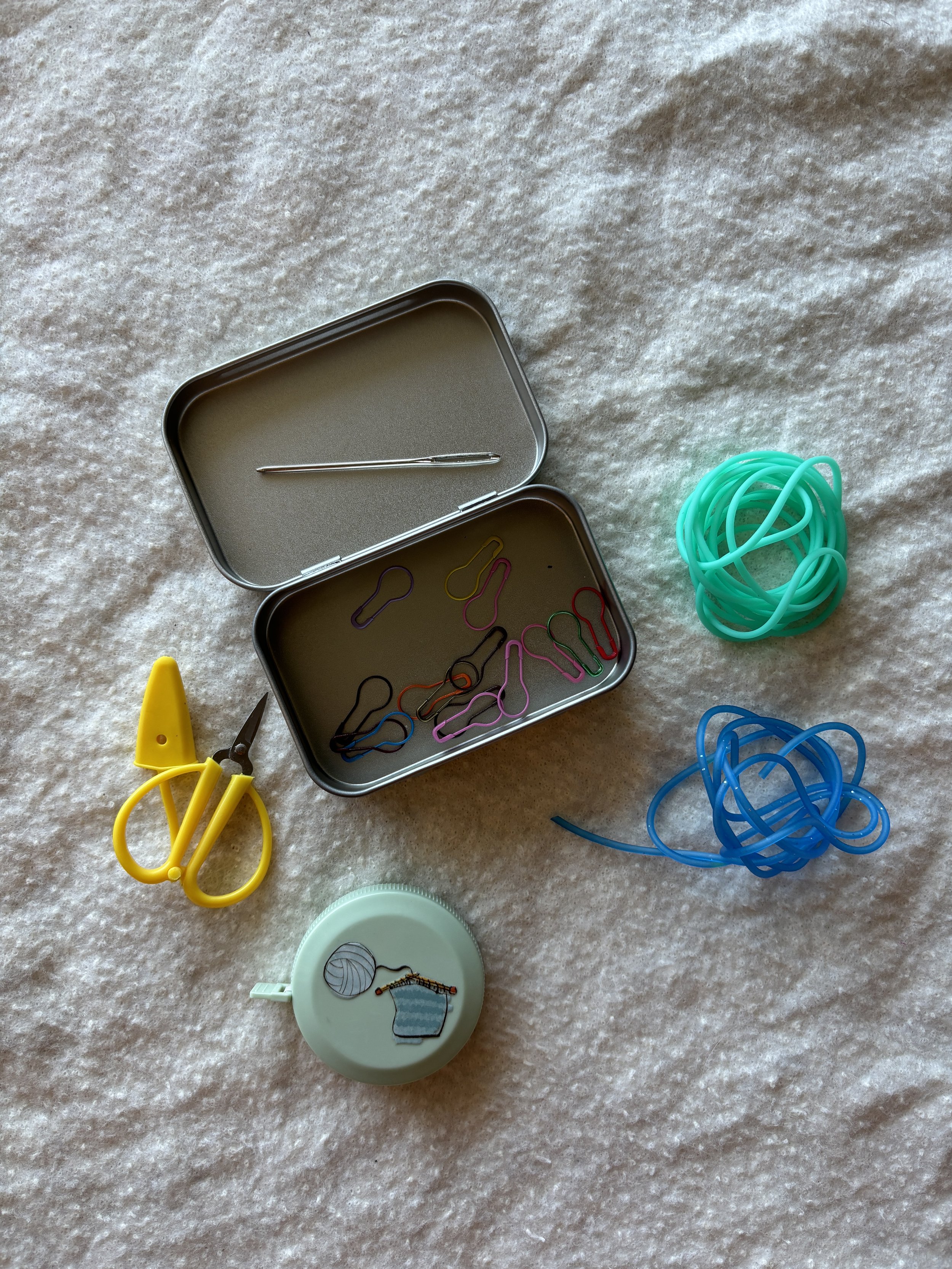 knit notions tin 04.JPG