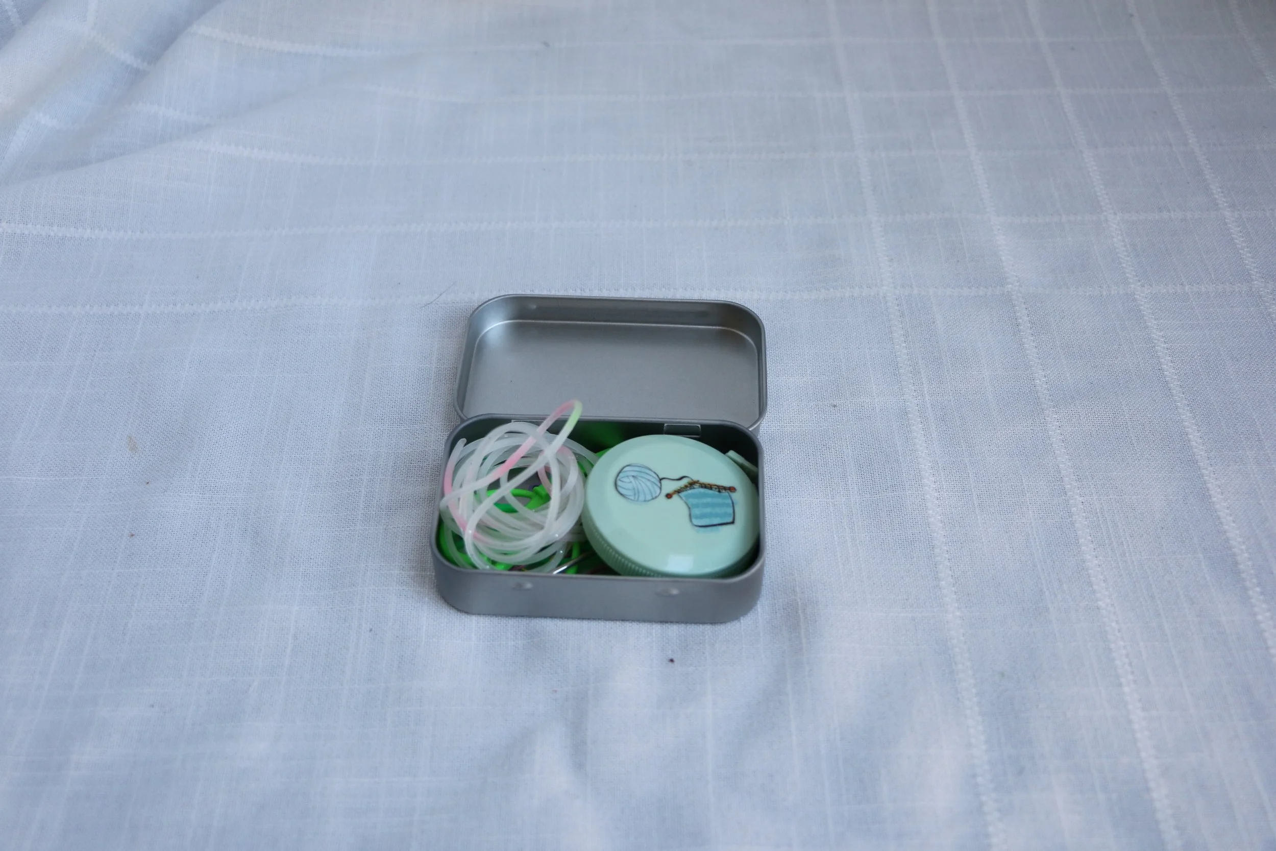 knit notions tin 11.JPG