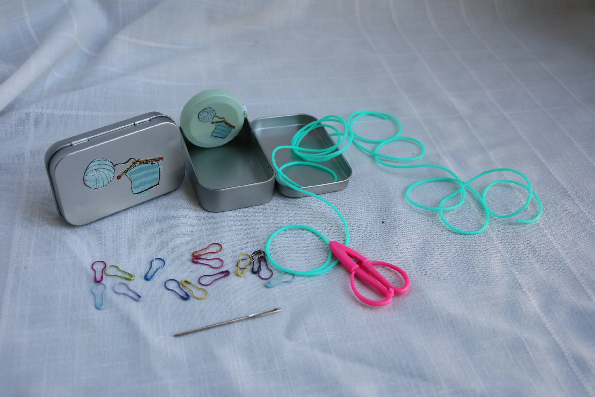 knit notions tin 10.JPG