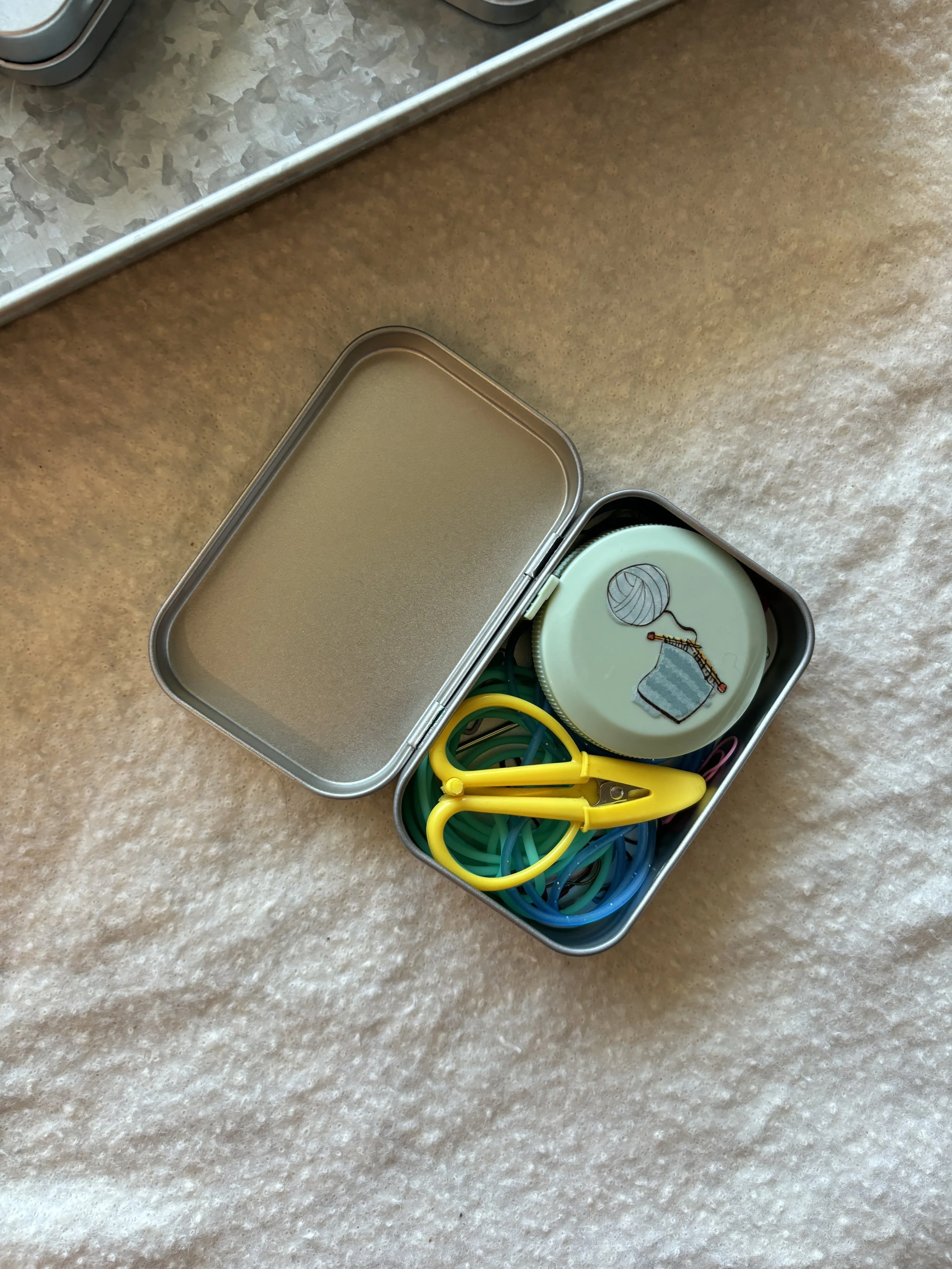 knit notions tin 01.JPG
