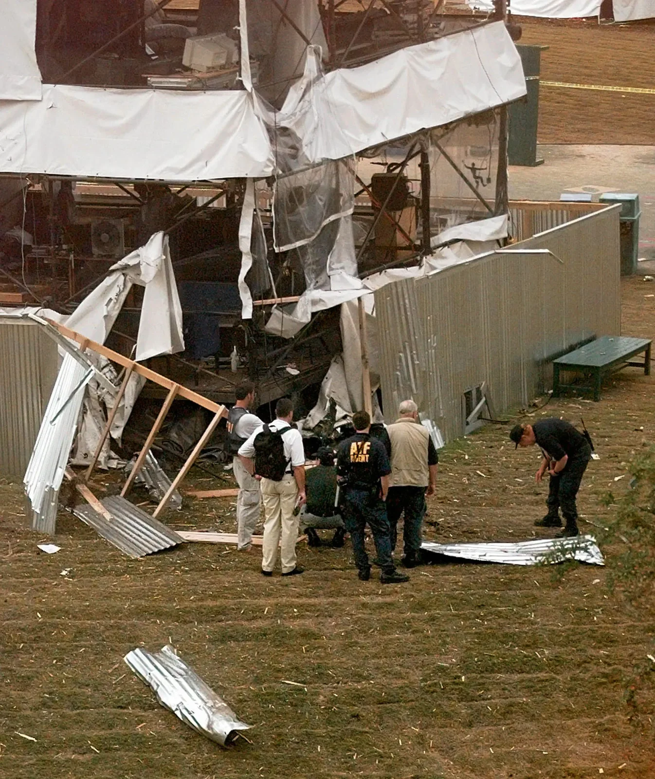 Centennial-Olympic-Park-Investigators-scene-pipe-bomb-July-27-1996.webp