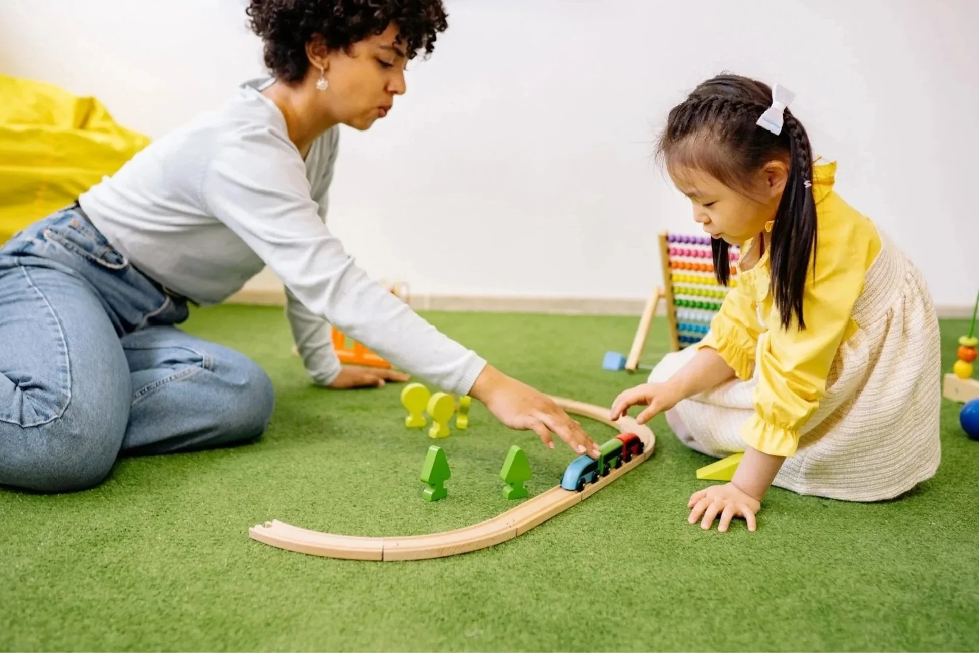 Play-based, naturalistic ABA therapy session with a child and therapist at Evergreen Therapeutics in Thomasville, Davidson County, Forsyth County, NC.