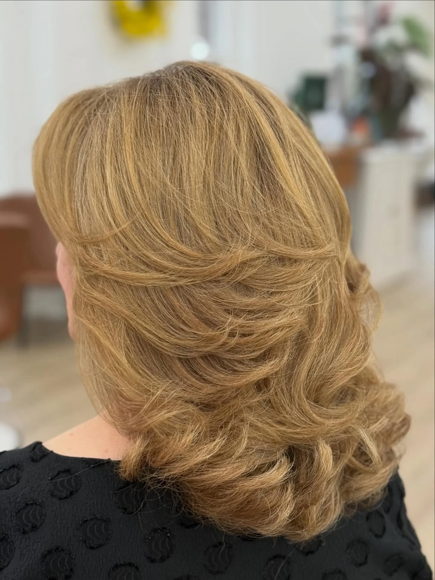 Not ready to &ldquo;go gray&rdquo; yet? You don&rsquo;t have to! 💛💛💛
We customize your color to soften, blend, and beautifully cover grays in a way that still looks like you!
Coverage can still be dimensional, natural, and effortless as it grows o