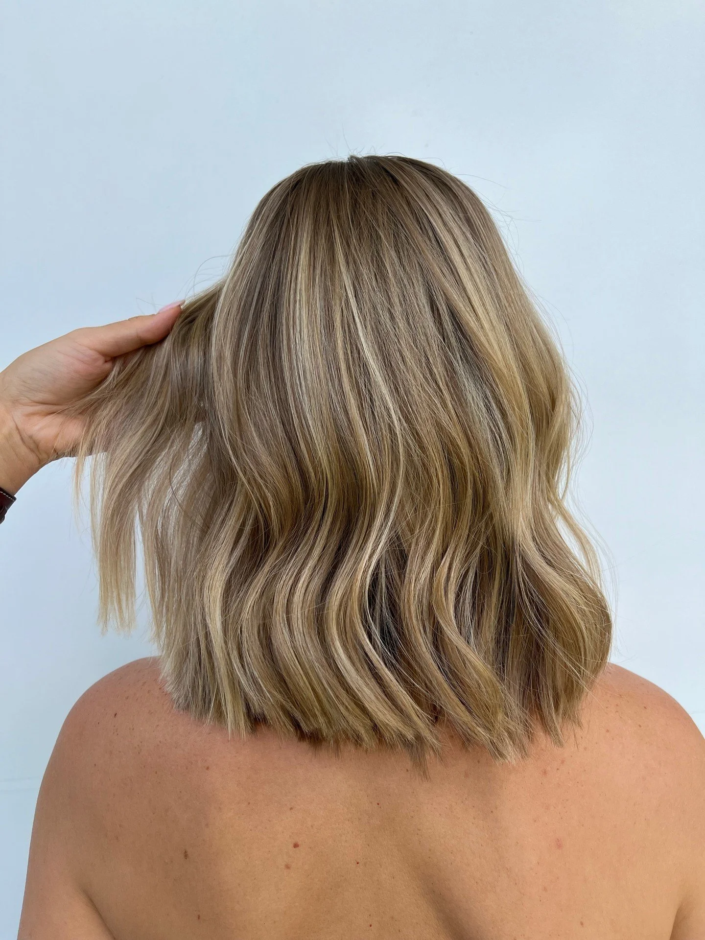 Embrace the season of renewal with a fresh spring blonde. ✨ Revitalize your look with a haircut that speaks elegance and sophistication. When it comes to hair, remember: less is more. Discover your timeless beauty this spring. #HairGoals #highlights 
