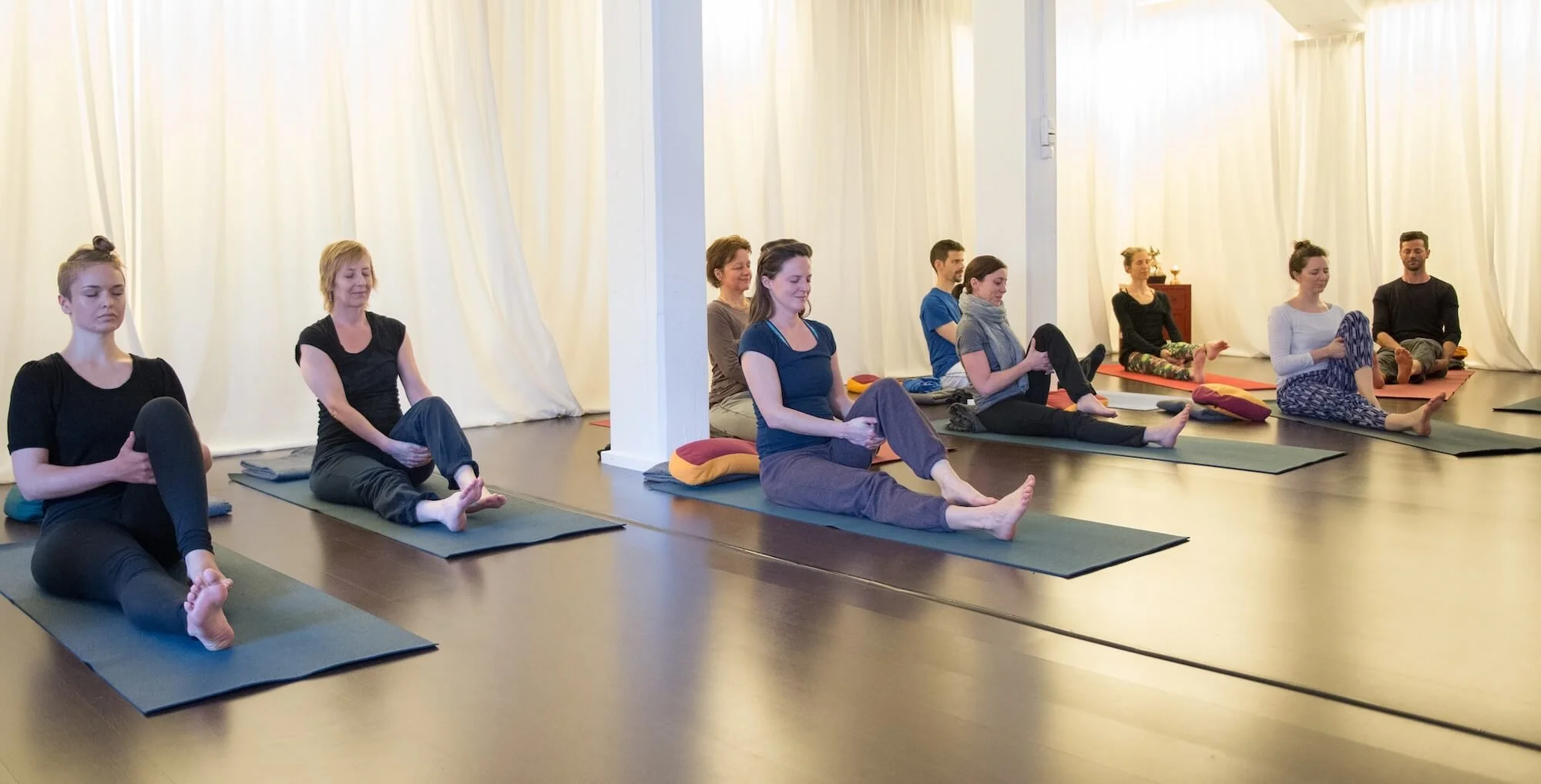 Yoga Ausbildung Therapeutische Asanas Zürich – Gruppe in Sitzhaltung