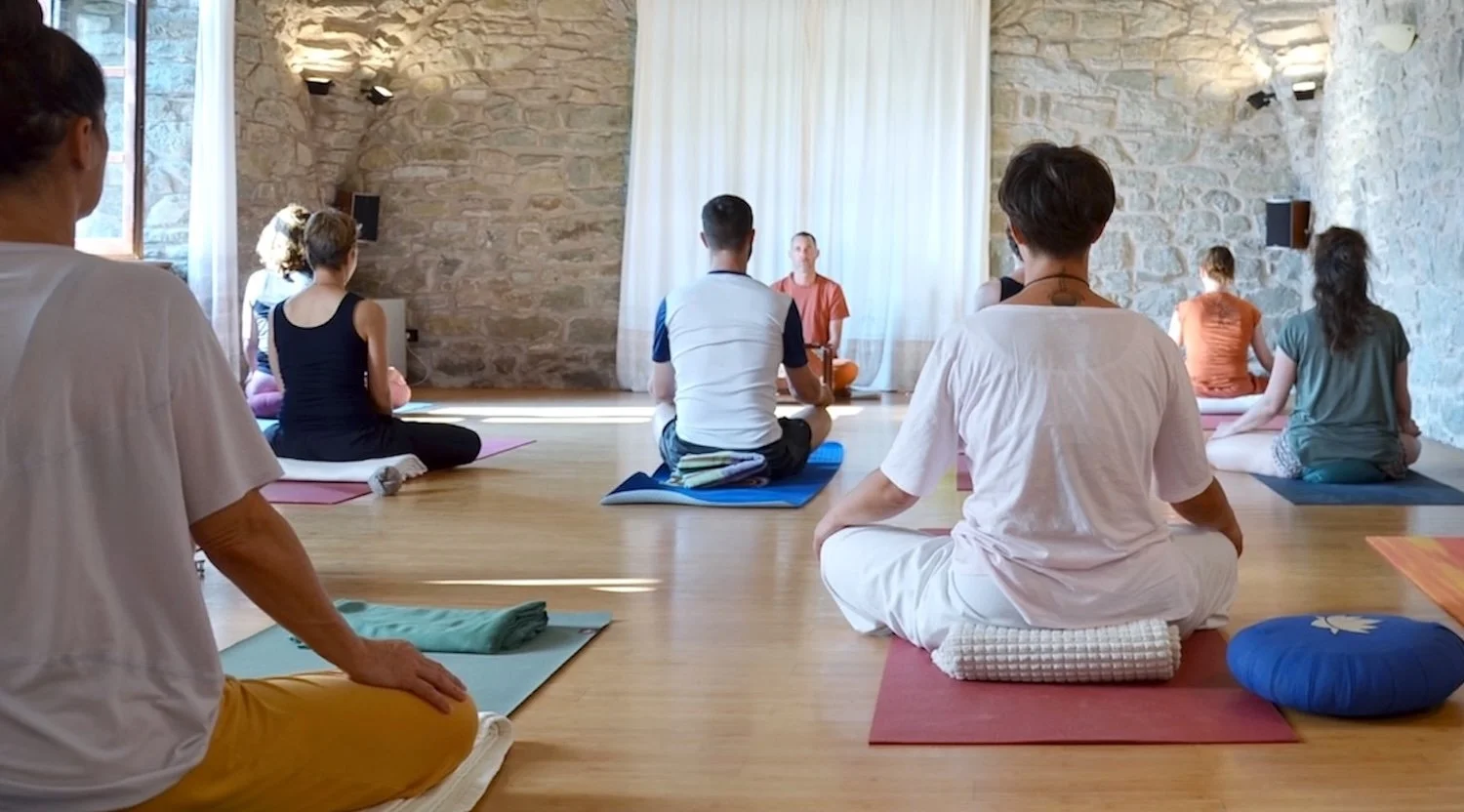 Meditation in der Gruppe im Yoga Retreat Toskana mit Samatvam Zürich