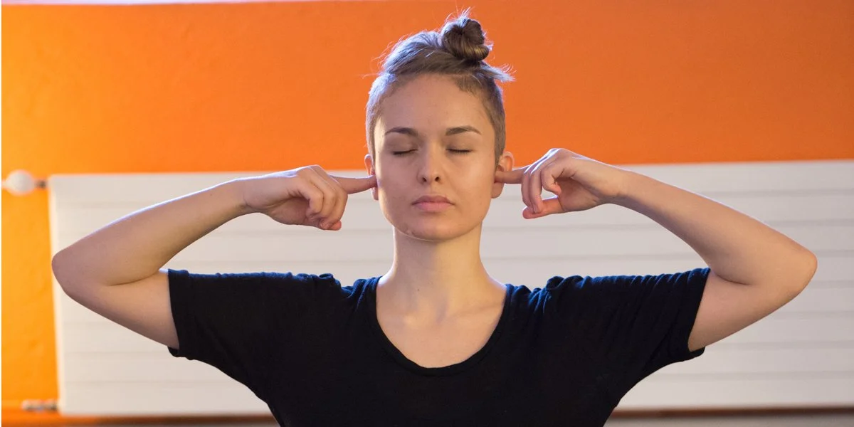 Bhramari Pranayama Übung in der Yogaausbildung bei Samatvam Yogaschule Zürich