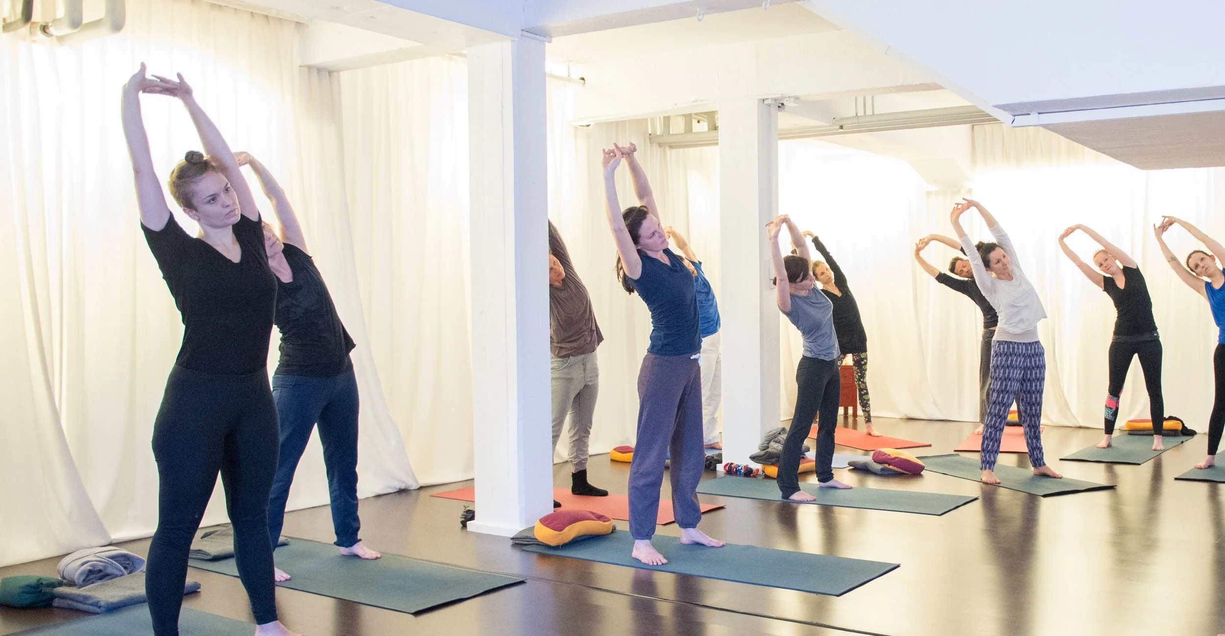Systematischer Yogakurs Zürich – Streckhaltung beim Yogakurs Montag