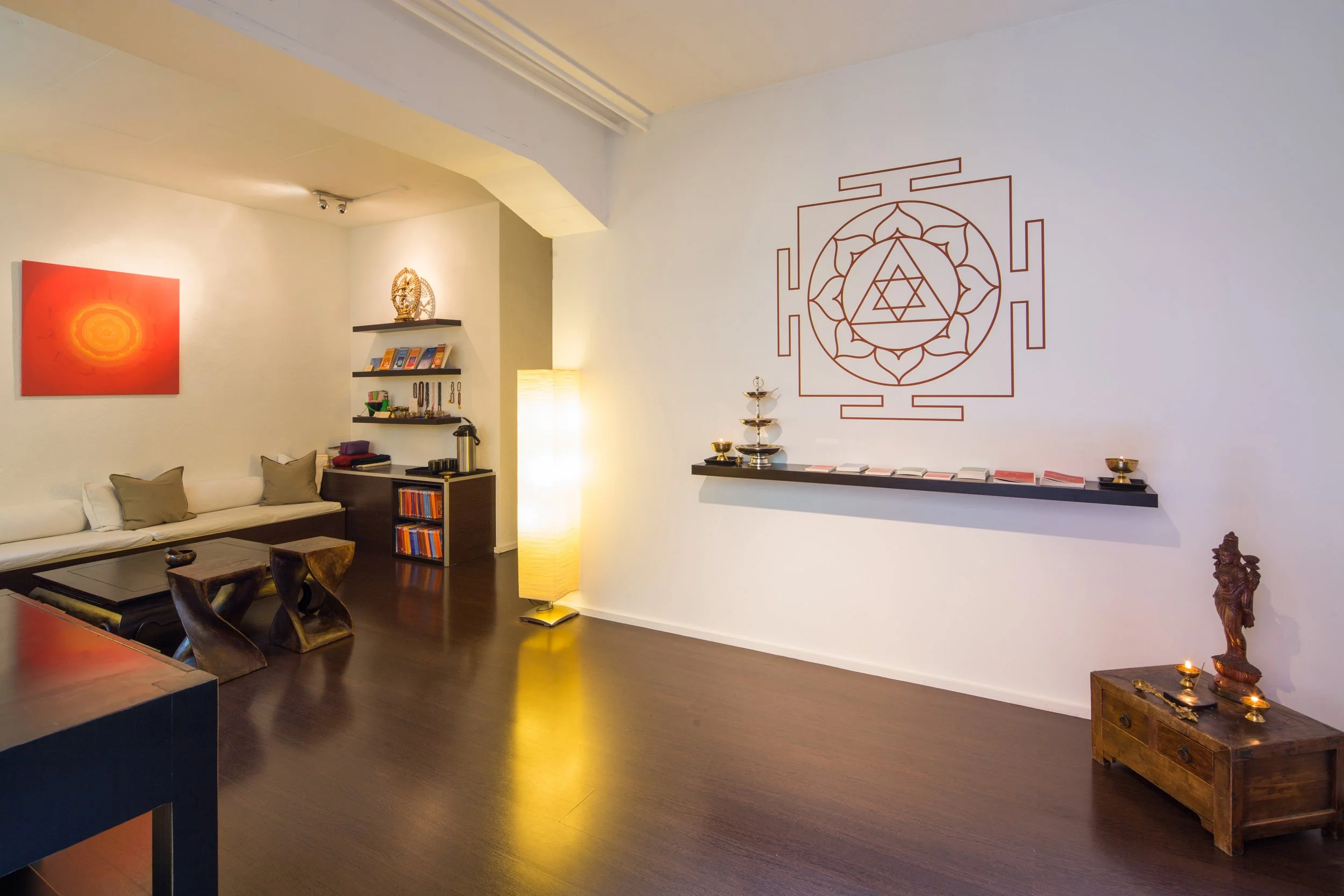 Yogastudio Zürich Kreis 6 – Eingangsbereich mit Lounge