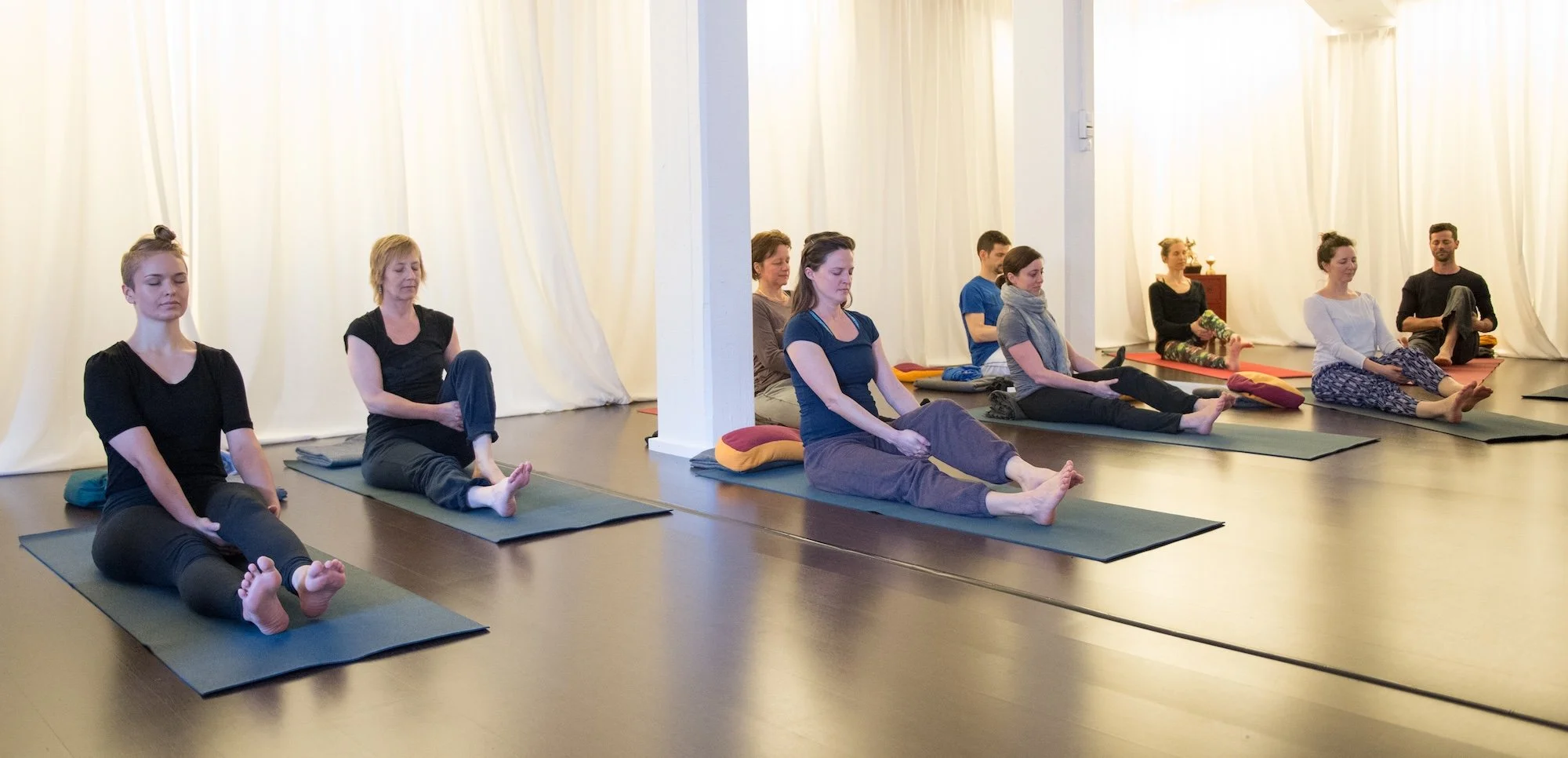 Yoga Probeabo Zürich – Gruppe in sitzender Asana im Studio