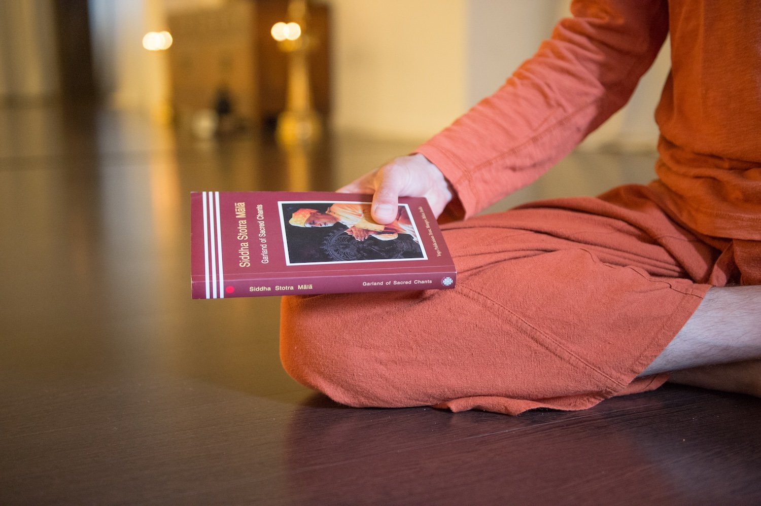 Yoga Wissen und Grundlagen – Buch Siddha Stotra Mala und Meditationshaltung