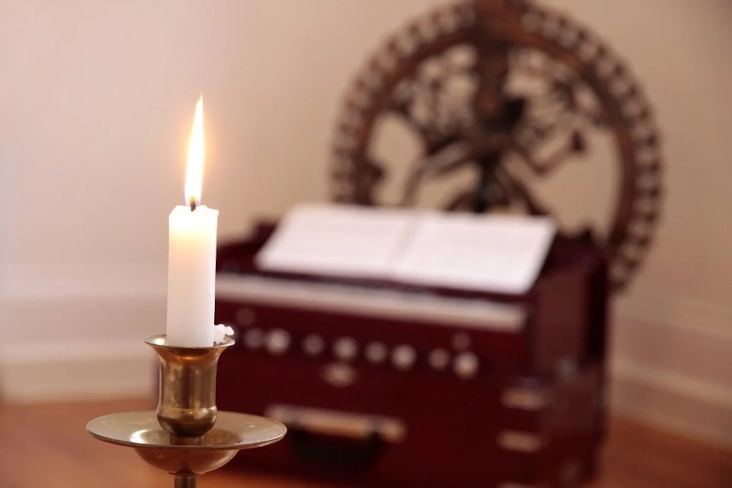 Harmonium Seminar Zürich – Kerze und Harmonium für Kirtan