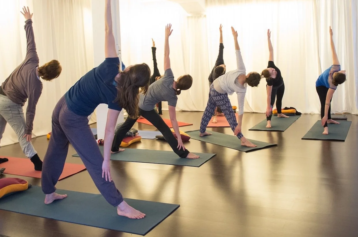 Trikonasana in Yogaklasse im Yogastudio Samatvam Zürich