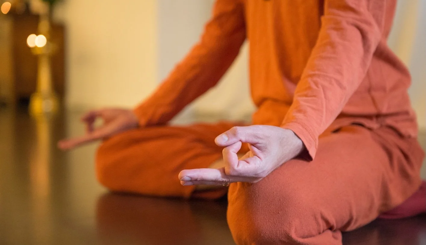 Yoga Privatstunden Zürich – Chin Mudra Handhaltung in Meditation