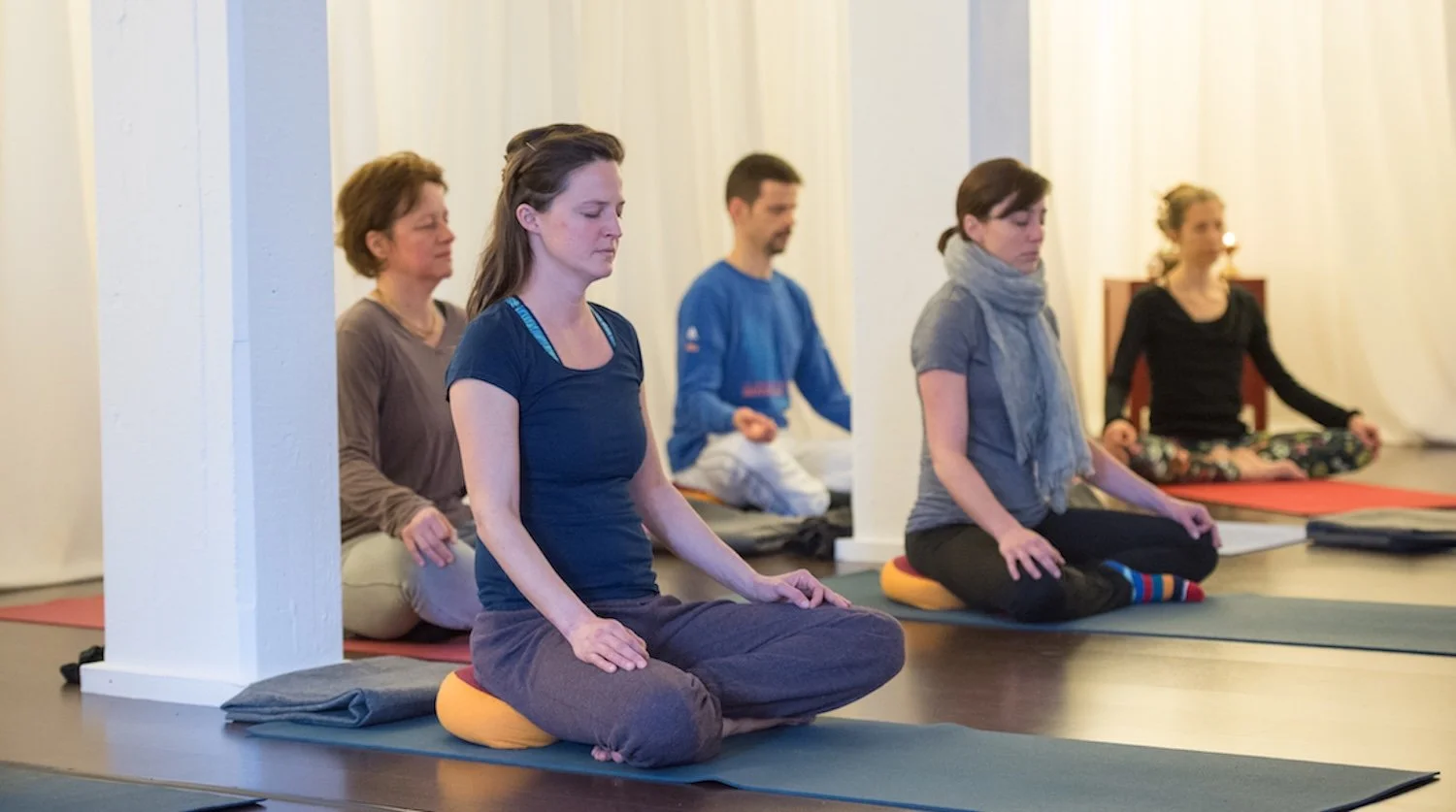 Yoga Ausbildung Level 2 Zürich – Meditation in der Gruppe