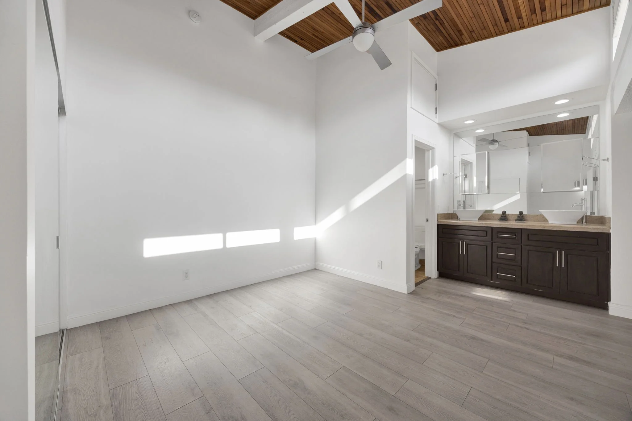13-web-or-mls-20260601-01-5460WhiteOakAveG305EncinoCA -013.jpg