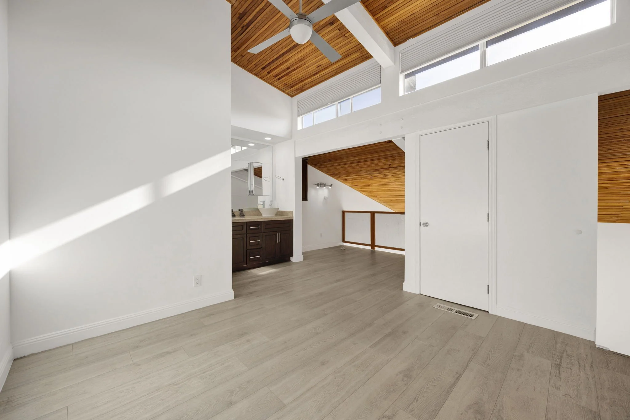 15-web-or-mls-20260601-01-5460WhiteOakAveG305EncinoCA -018.jpg
