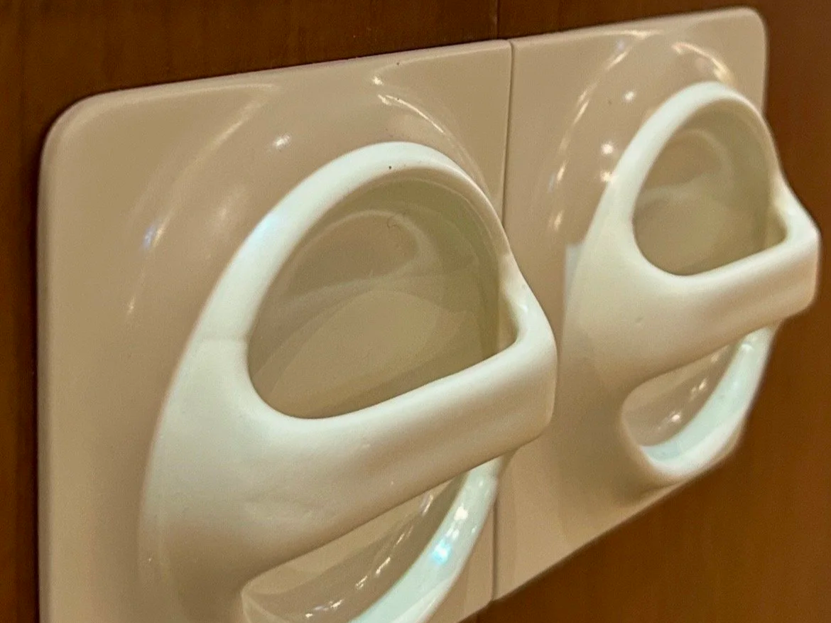 Deux dispositifs de laverie pour chaussures, fixés au mur, conçus pour insérer et laver des chaussures