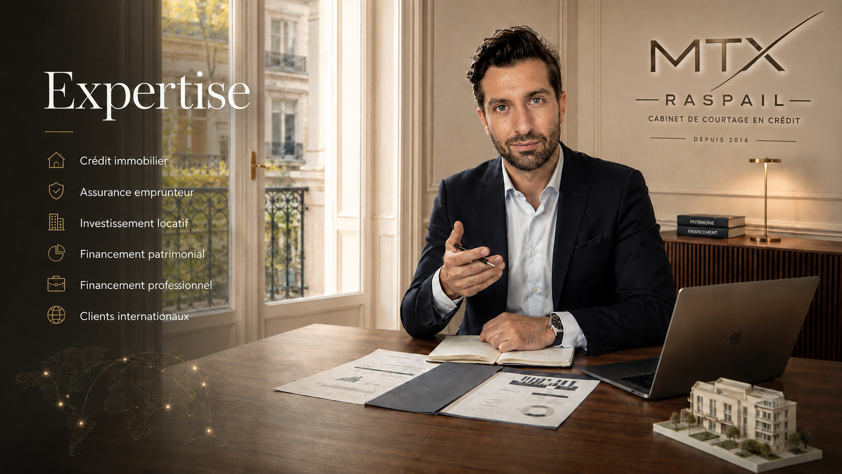 Homme en costume noir assis à un bureau avec un ordinateur portable, des documents et un modèle de bâtiment, dans une pièce lumineuse avec fenêtre, représentant un cabinet de courtage en crédit immobilier.