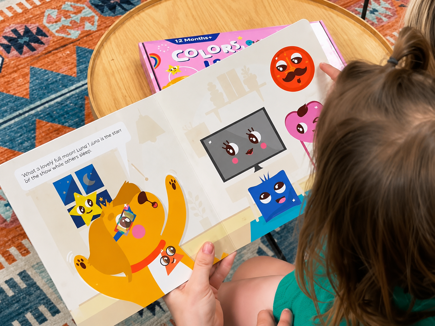 Criança lendo um livro infantil com personagens fofos e coloridos, incluindo um leão com uma estrela na cabeça, uma televisão com olhos e boca, e desenhos de fundos de mesa.