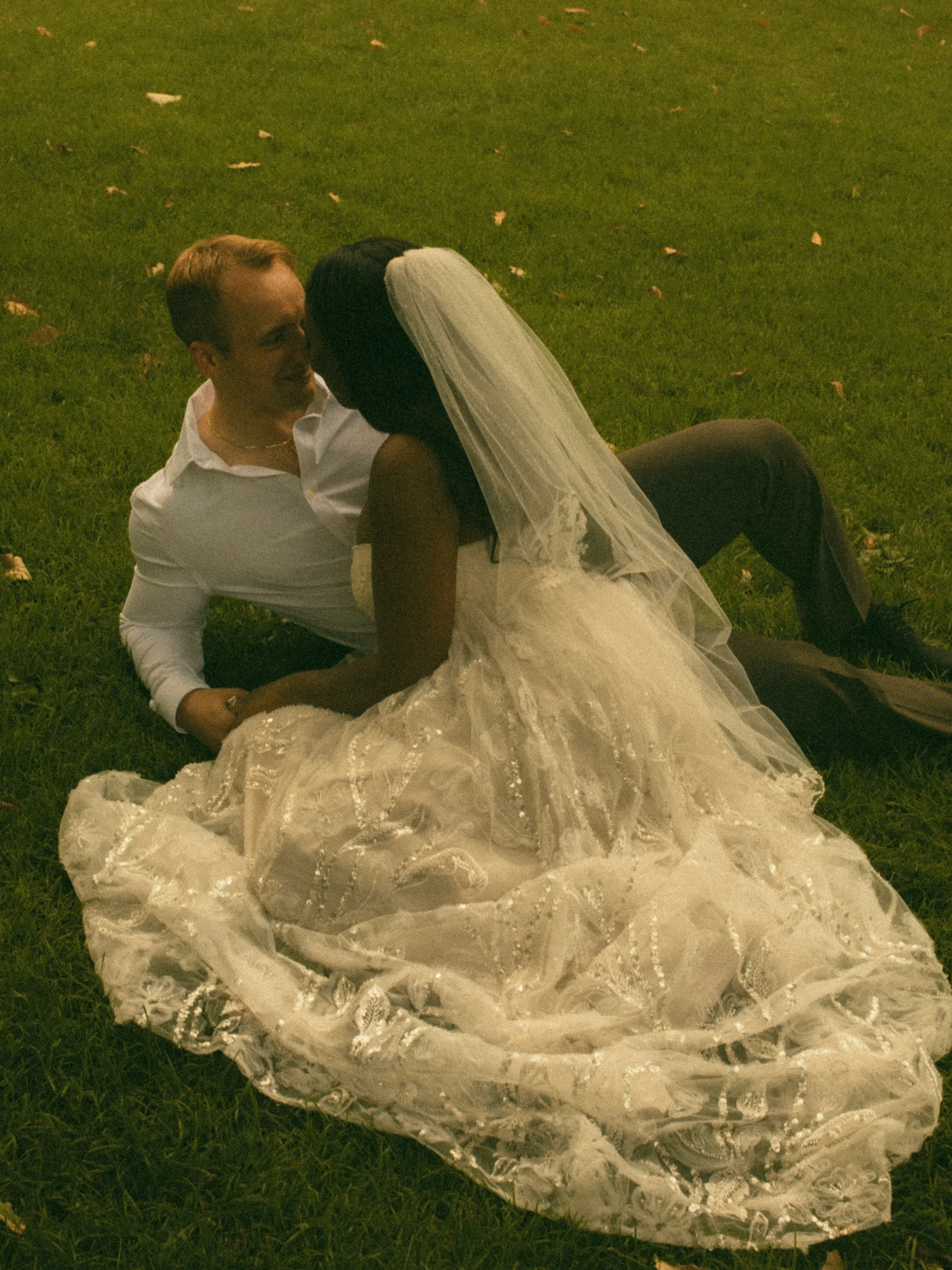 The first part of K + B&rsquo;s elopement at the Boston Public Garden.

A long afternoon, slowly unfolding. 
Quiet moments, stolen kisses, a little movement, a lot of laughter &mdash; 
all the pieces that made the day feel like theirs.

I love sessio