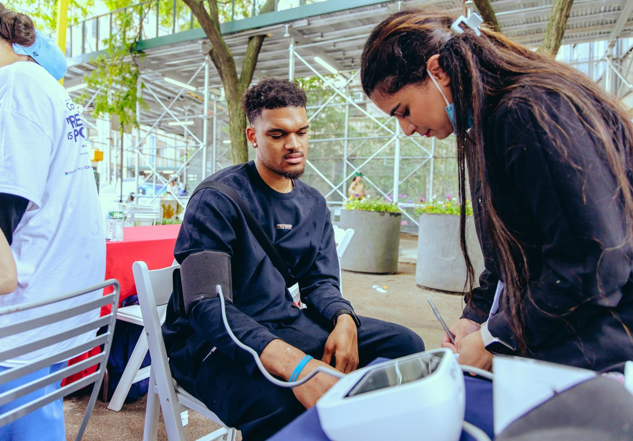 henry-schein-cares_team-roc-community-wellness-fair_hz_19.jpg