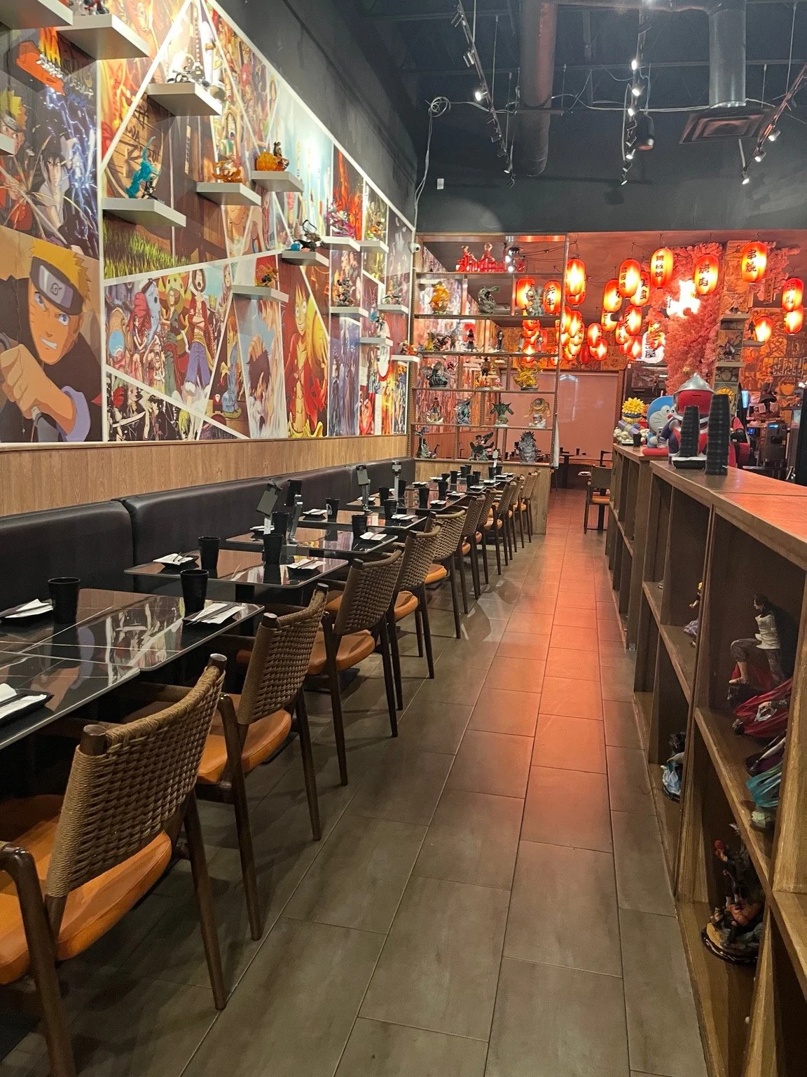 Salle de restaurant avec tables dressées, banquette et plancher carrelé