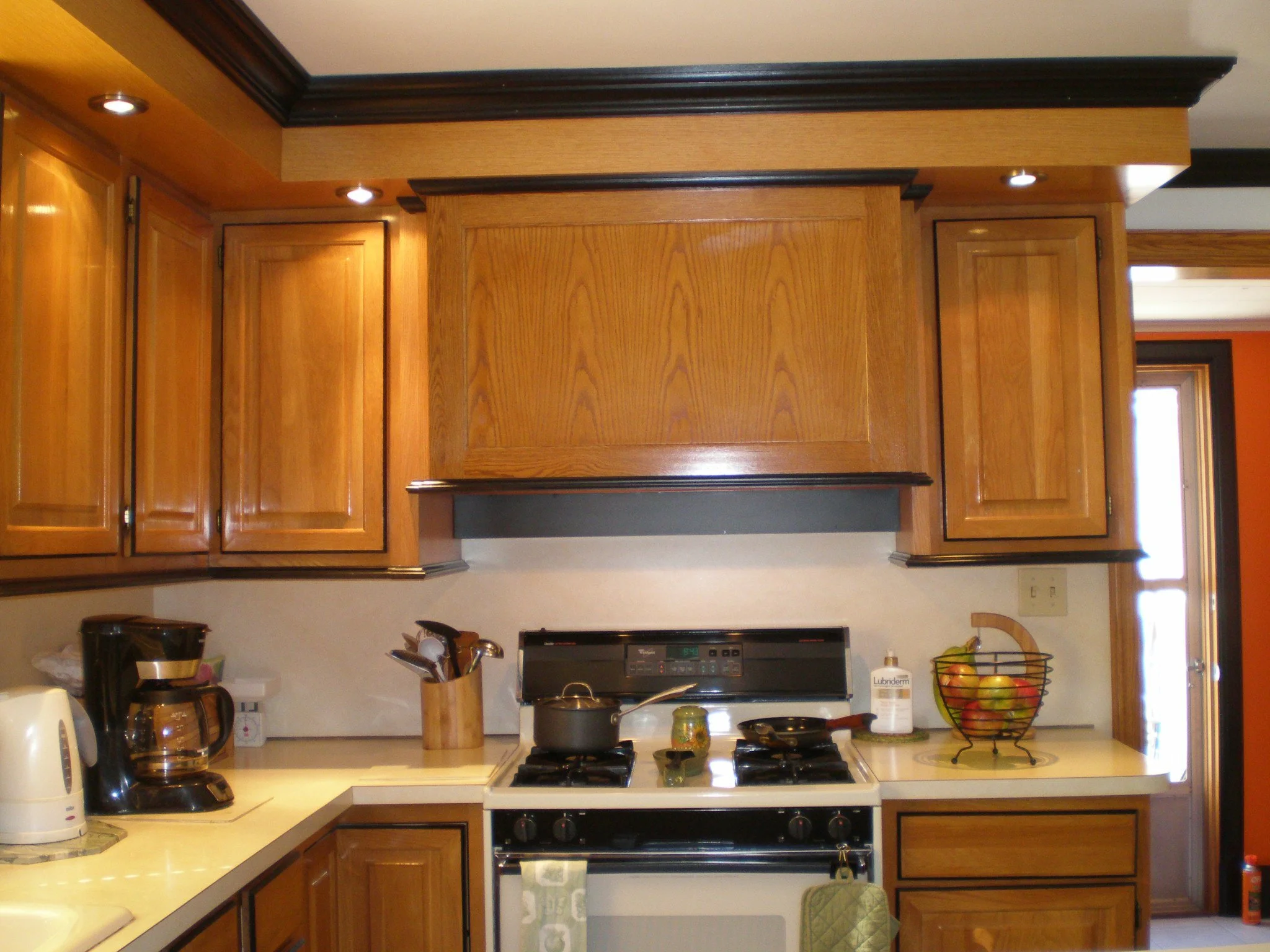 Black accents on furniture are becoming very trendy.
#bigjohnsco #CustomFurniture #MadeFromScratch #HomeRemodeling #KitchenRemodel #MadeFromScratch 