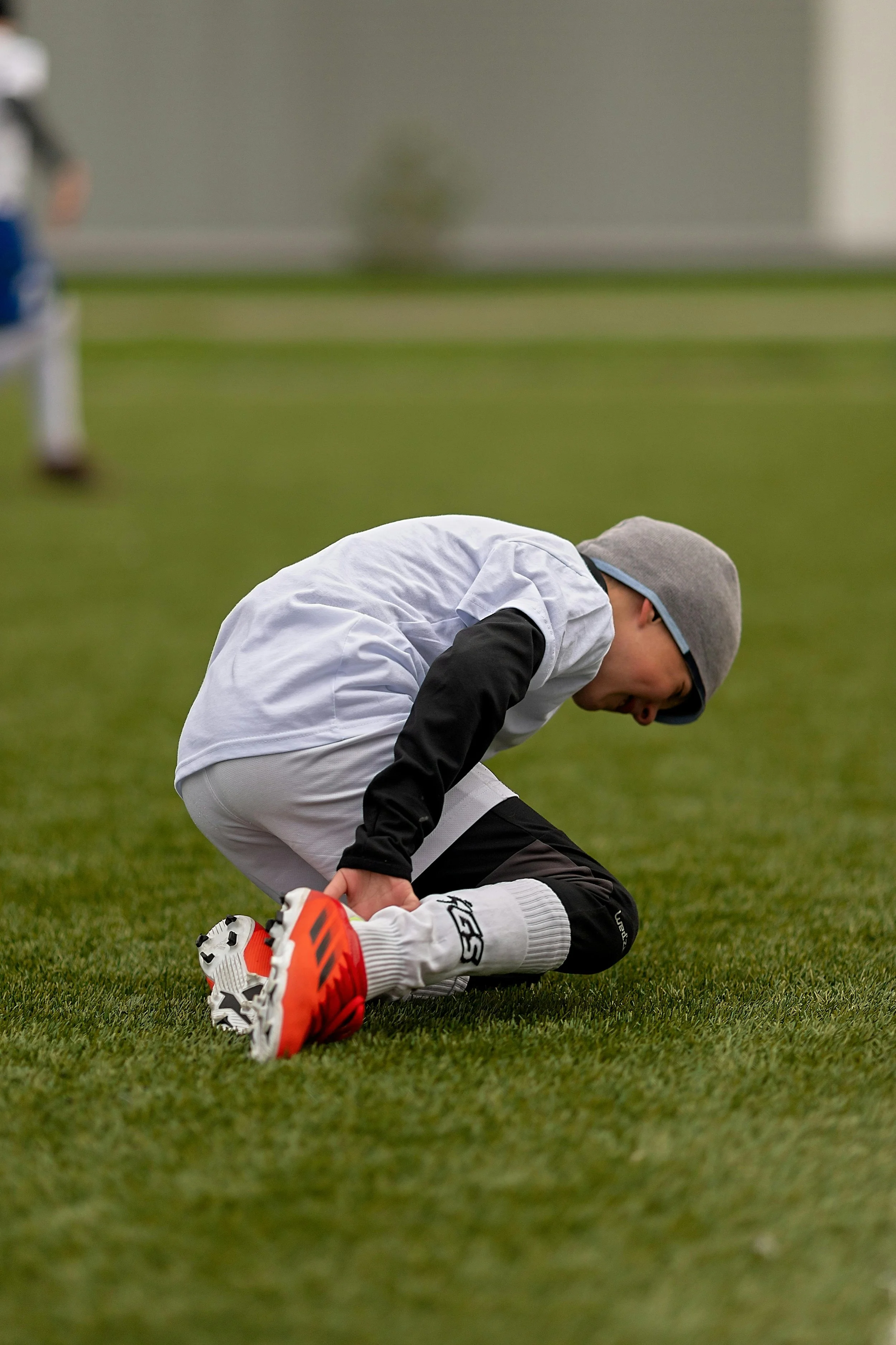 Futbolista con dolor de tobillo tras un esguince en la cancha