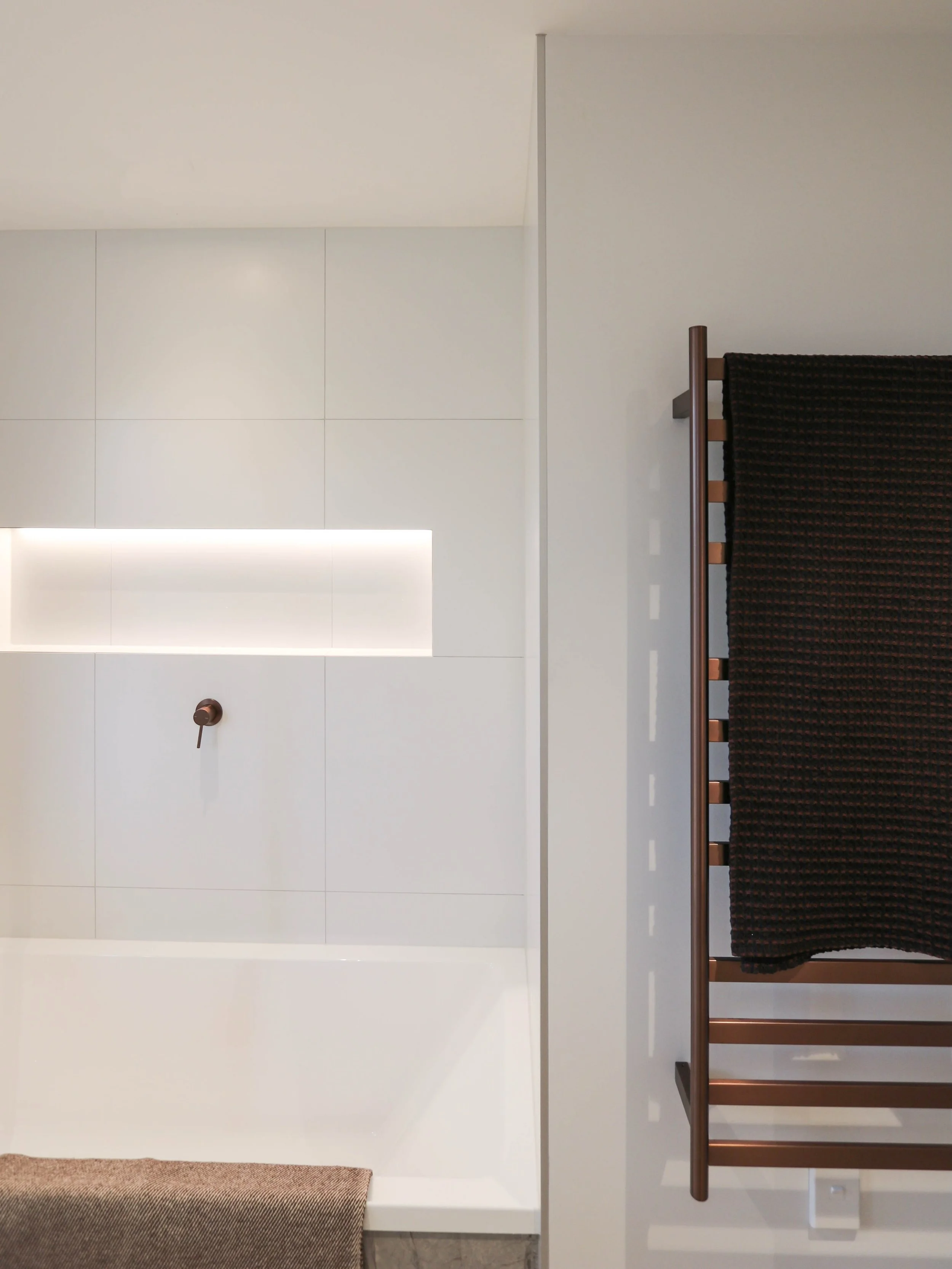 We love the contrast between the crispy white tiles, soft grey tiles and brushed bronze tapware. Cozy yet sophisticated ✨✨✨

#bathroomrenovation #bathroom #renovation #design #interiordesign