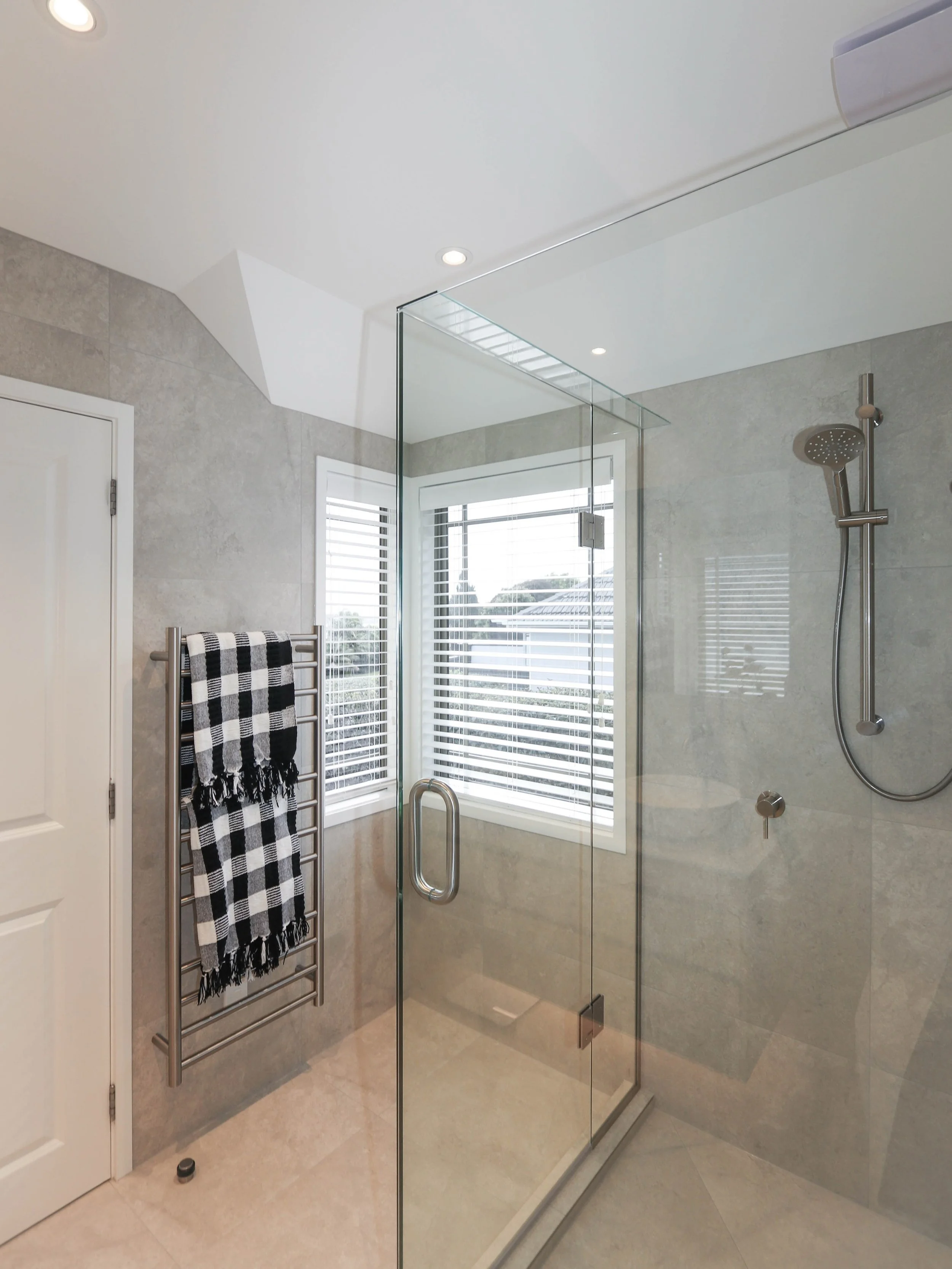 The perfect balance of warmth, light and luxury 🤍

#bathroom #design #interiordesign #renovation #interior