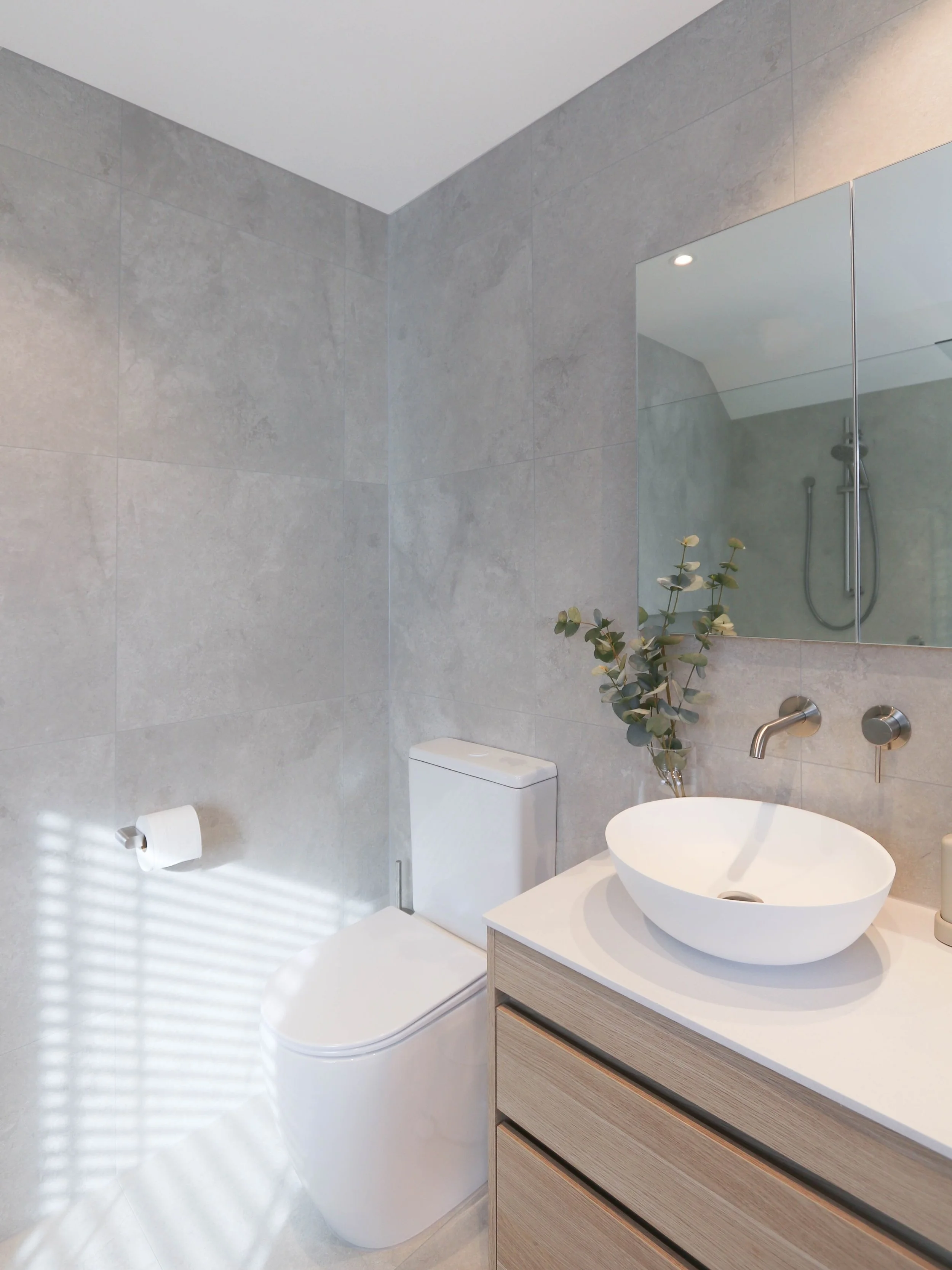 We work hard but the ☀️ works harder.

#bathroom #bathroomgoals #bathroominspiration #bathroomideas #bathroomrenovation