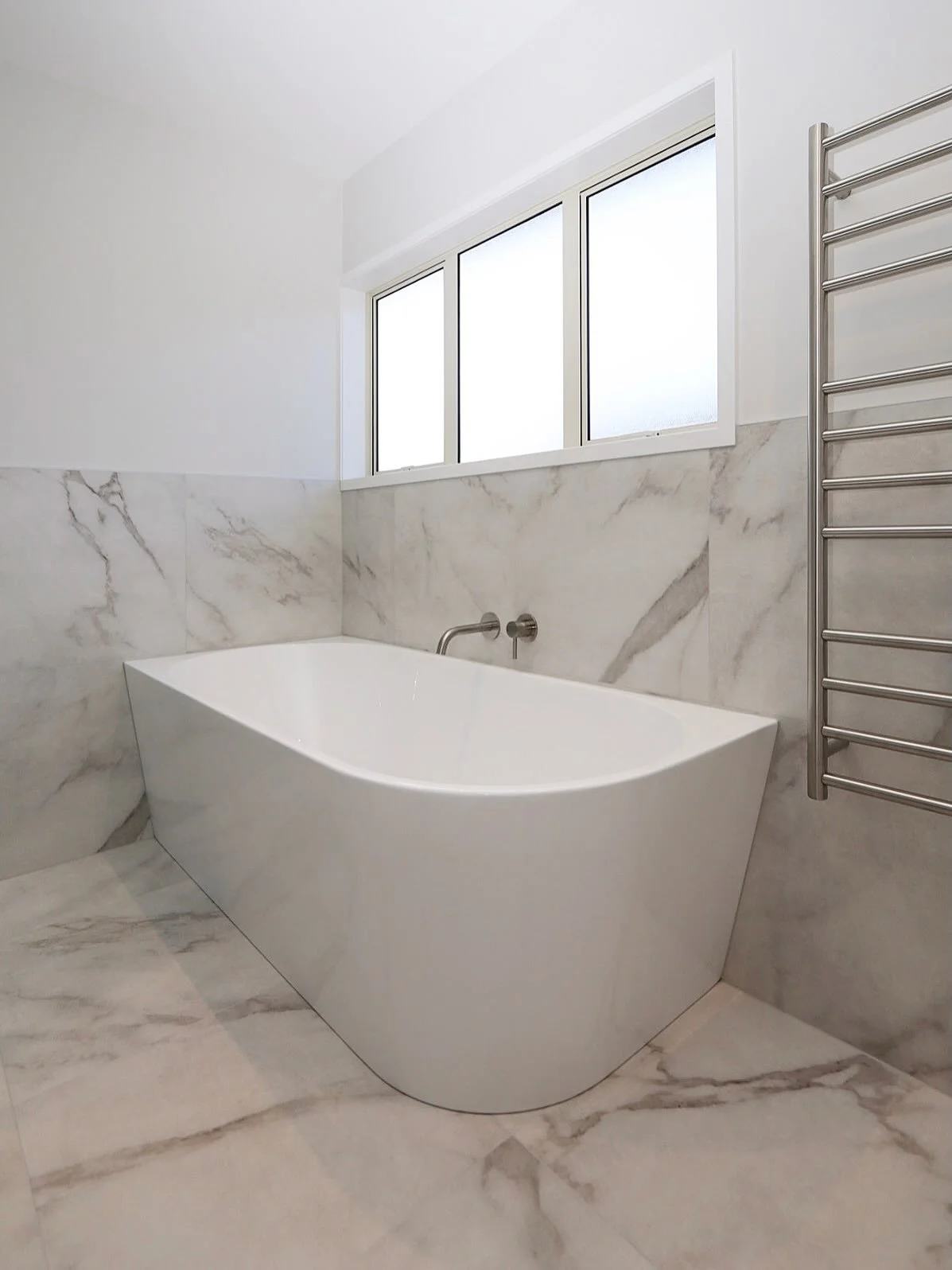 Can you believe that this bathroom is almost 5 years old !? We think it&rsquo;s aged like fine wine. You can&rsquo;t go wrong with Brushed Nickel and clean whites 👌🤍

#bathroom #renovation #interiordesign #bathroomdesign #bathroomrenovation