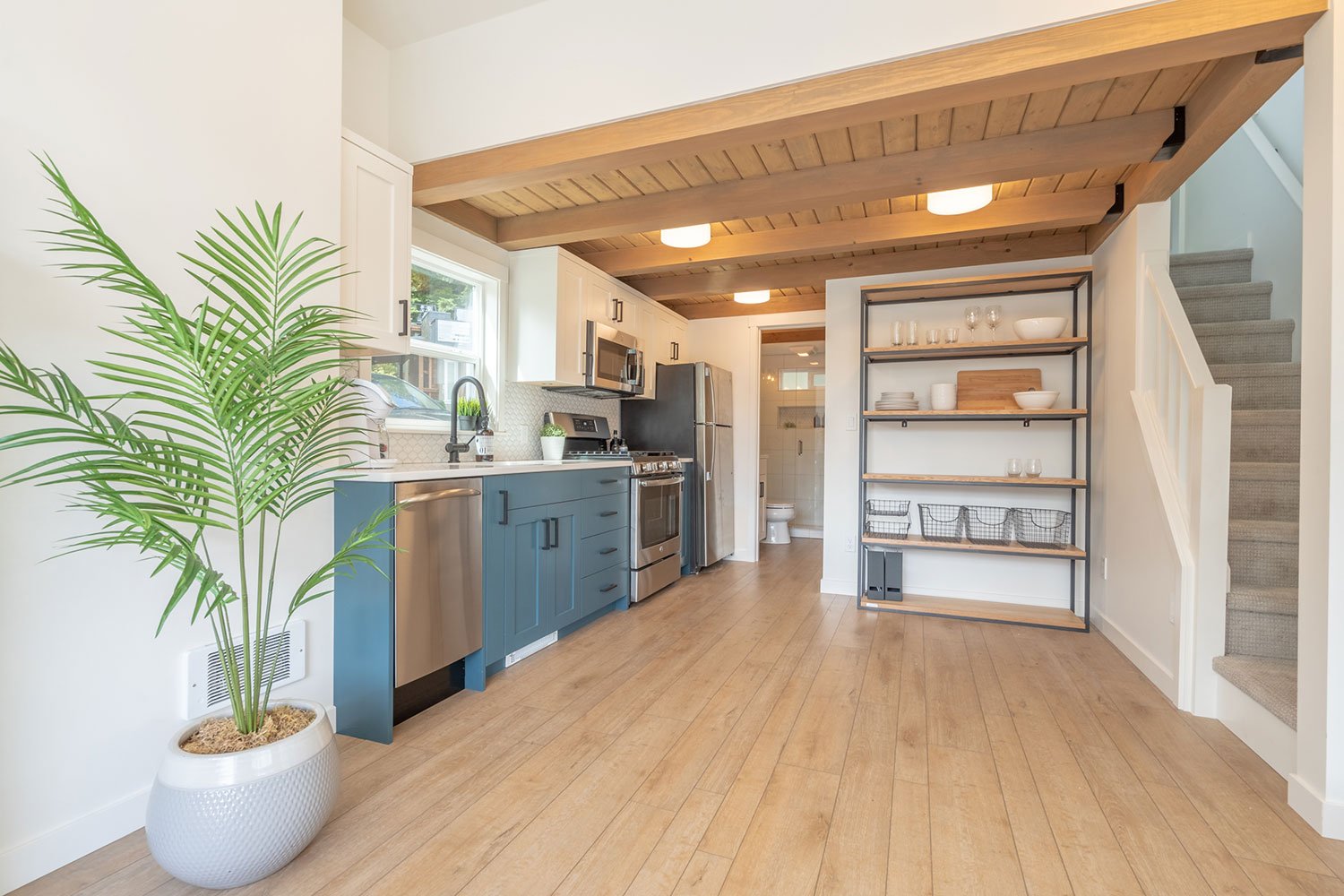 15_Coastal-Tiny_Bellevue-Park-Model_DispalyModel-68-27.jpg