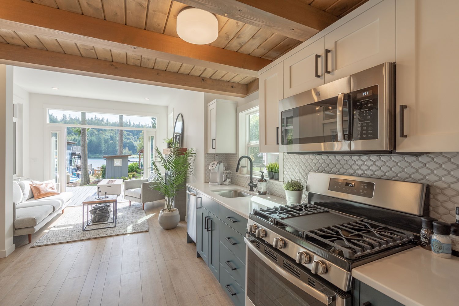 15_Coastal-Tiny_Bellevue-Park-Model_DispalyModel-68-28.jpg
